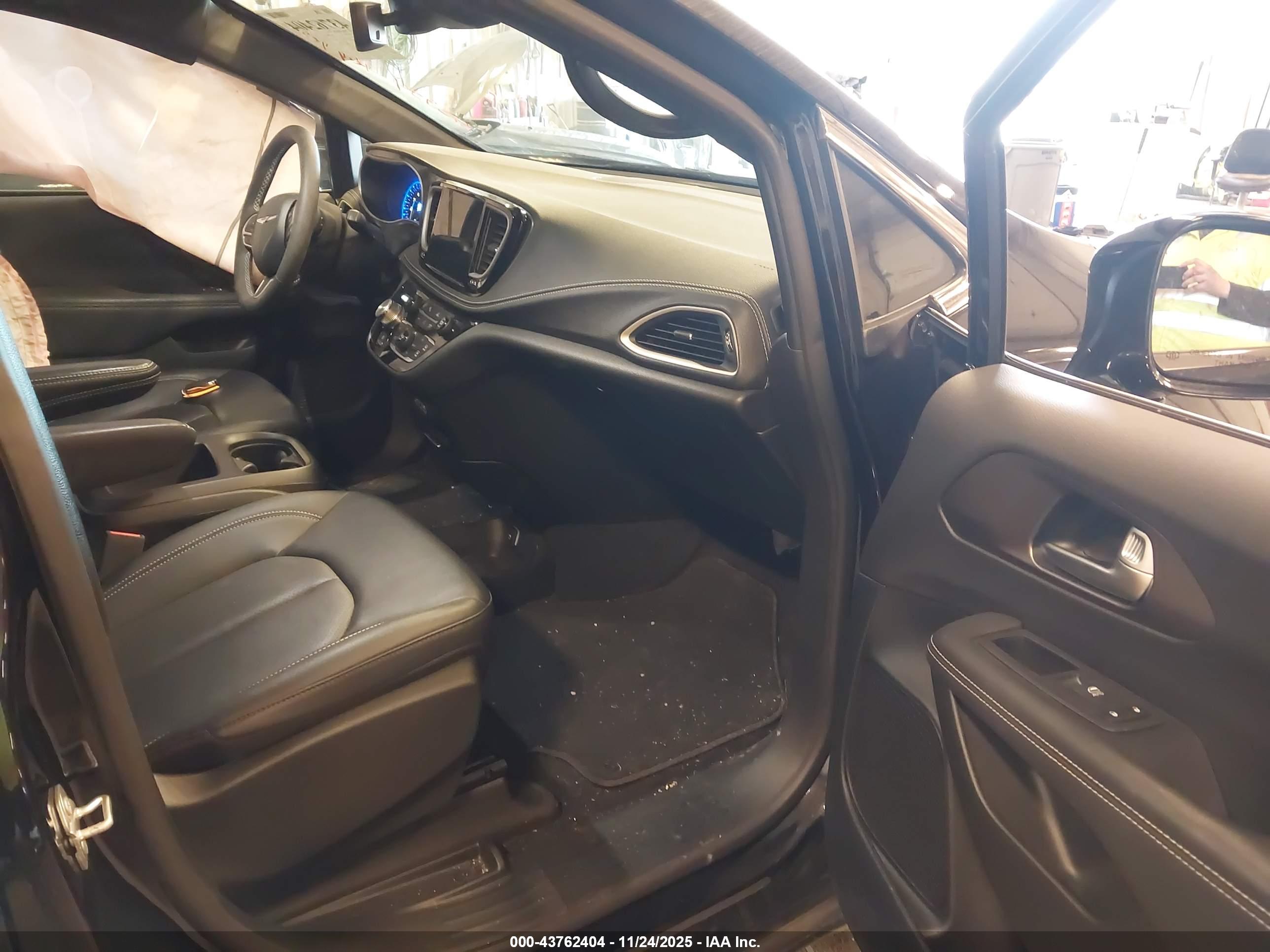 CHRYSLER PACIFICA image 5