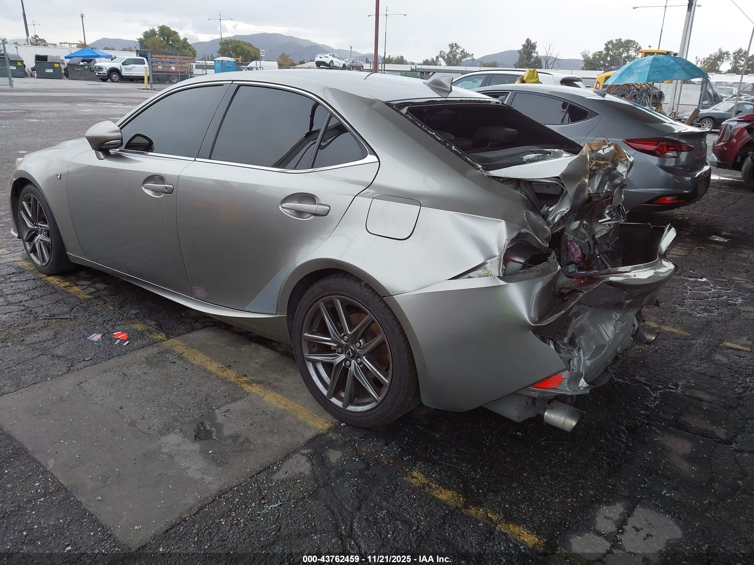 LEXUS IS image 3