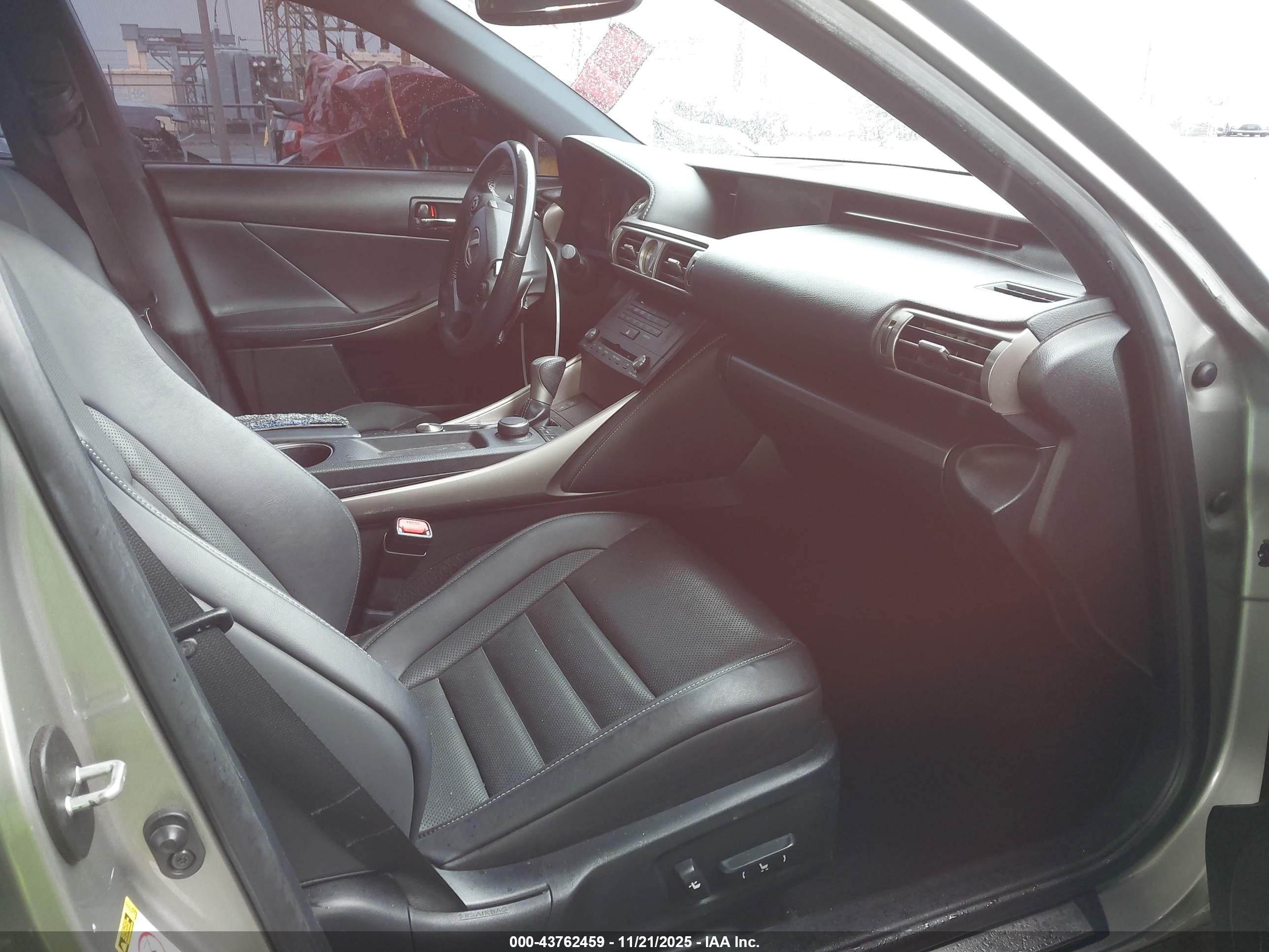 LEXUS IS image 5