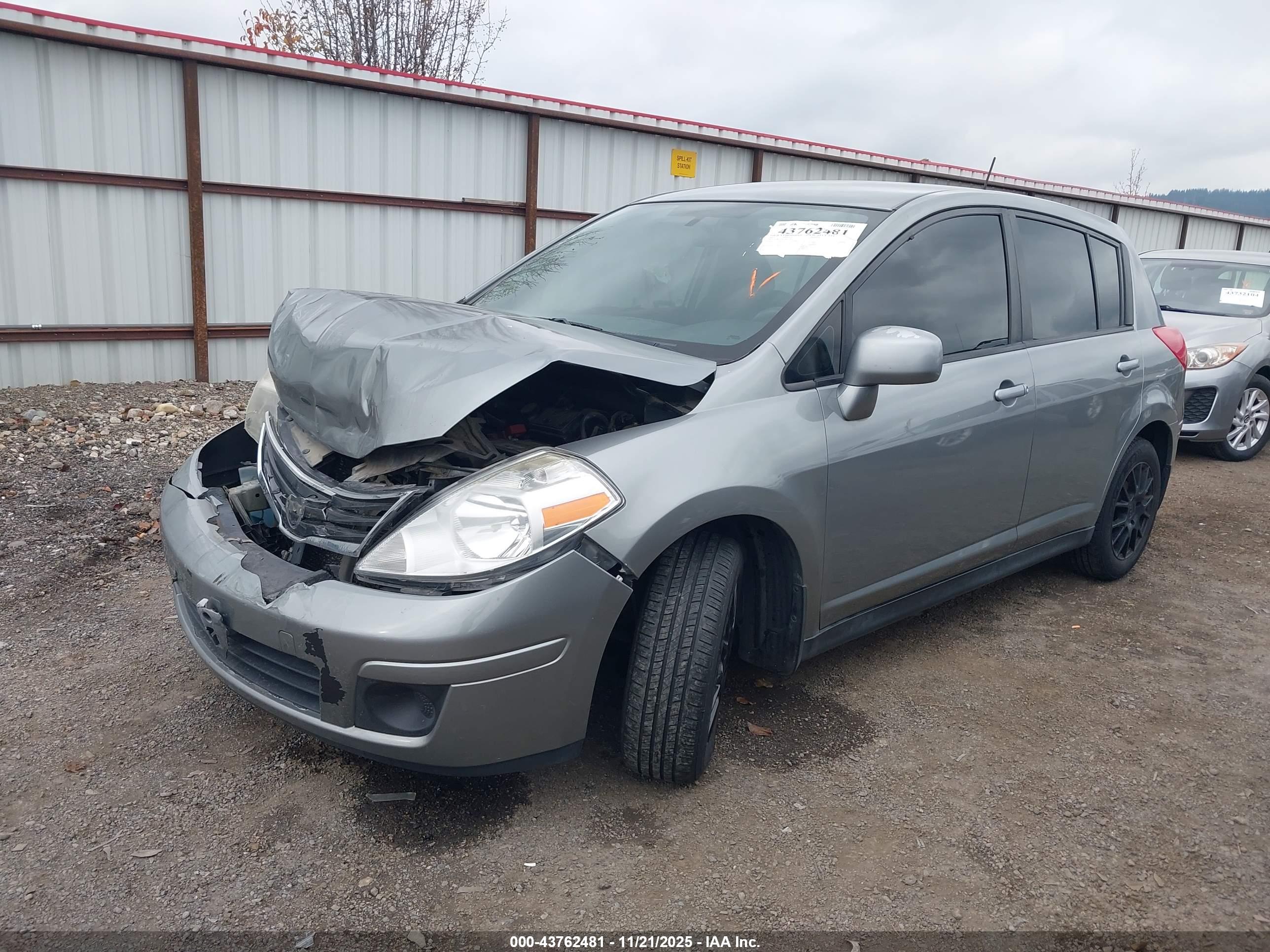 NISSAN VERSA image 2