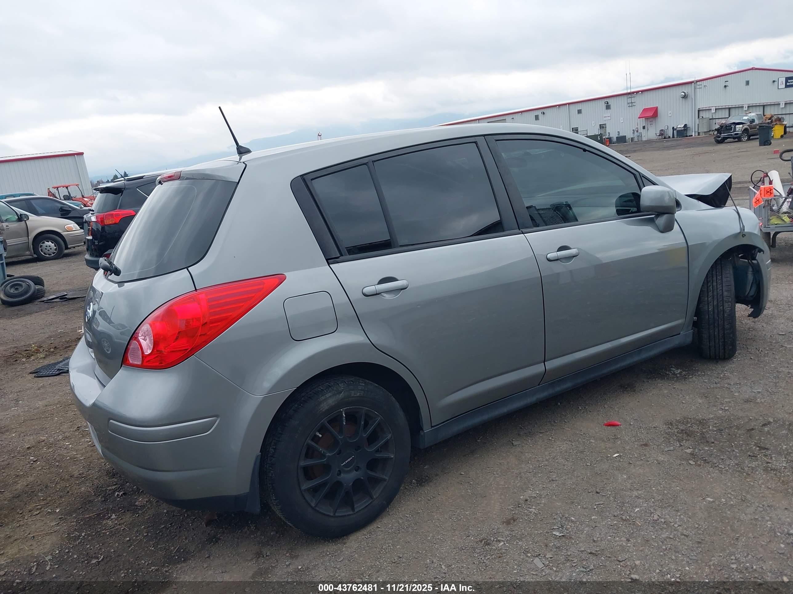 NISSAN VERSA image 4