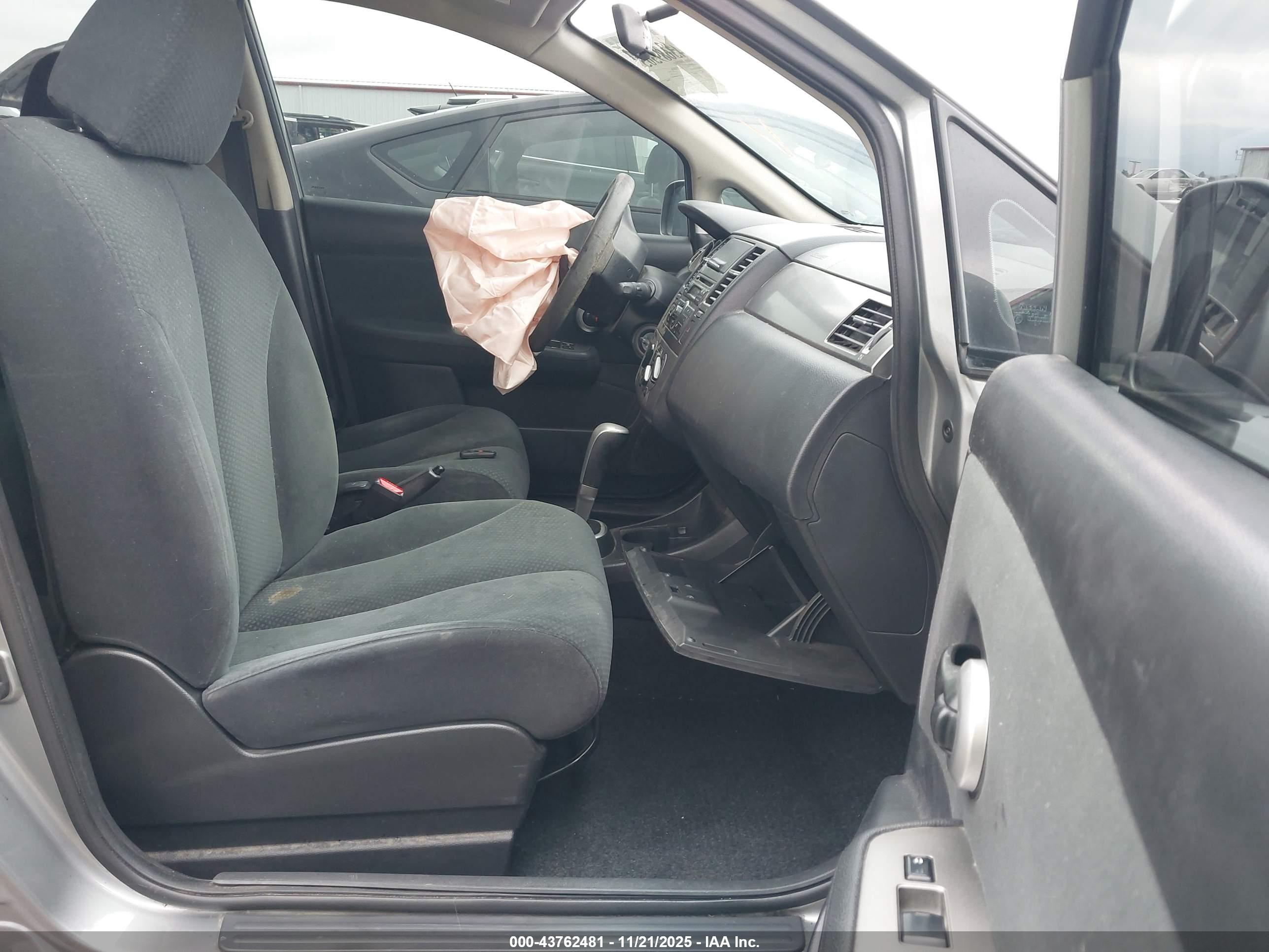 NISSAN VERSA image 5