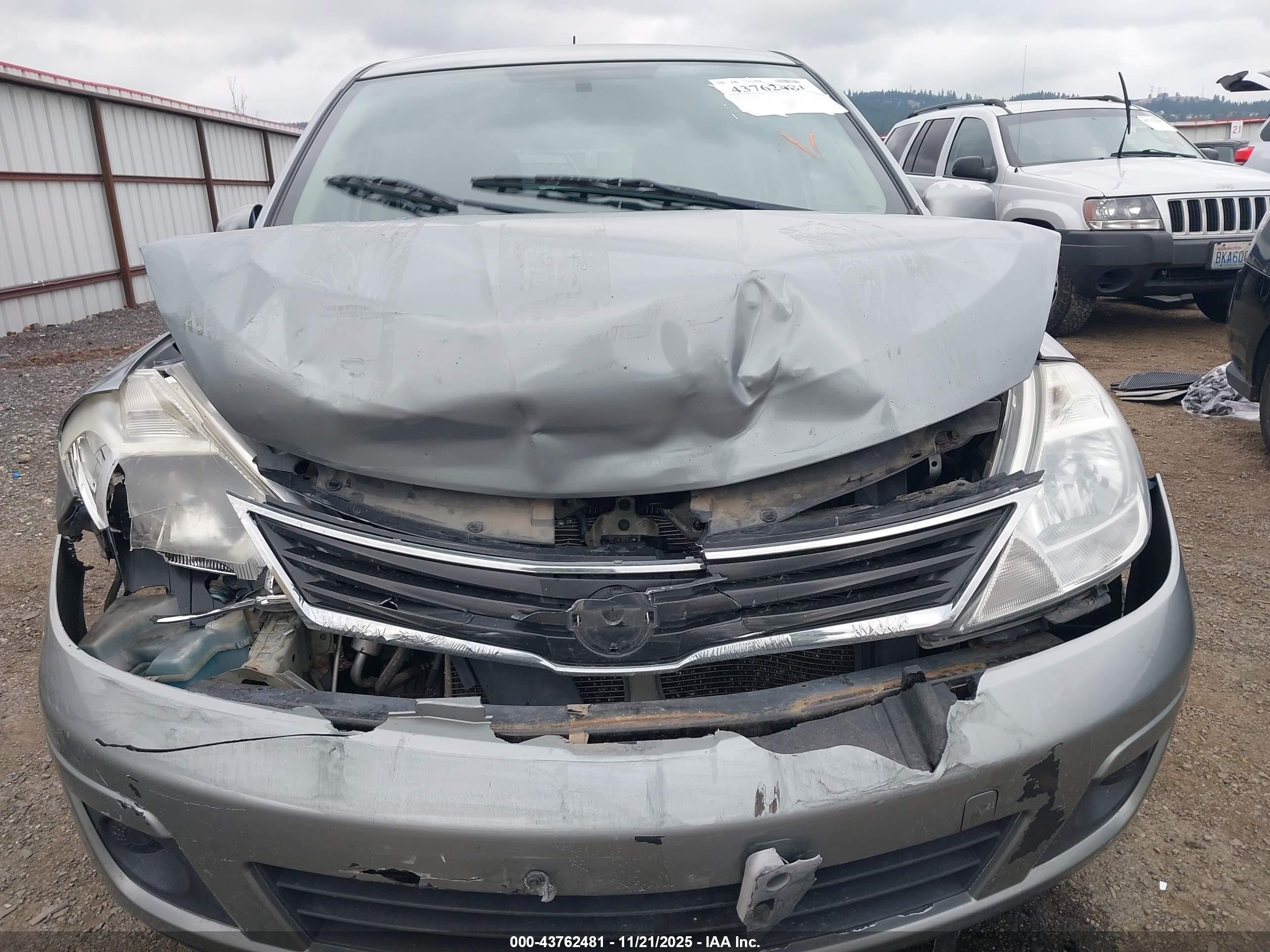 NISSAN VERSA image 6