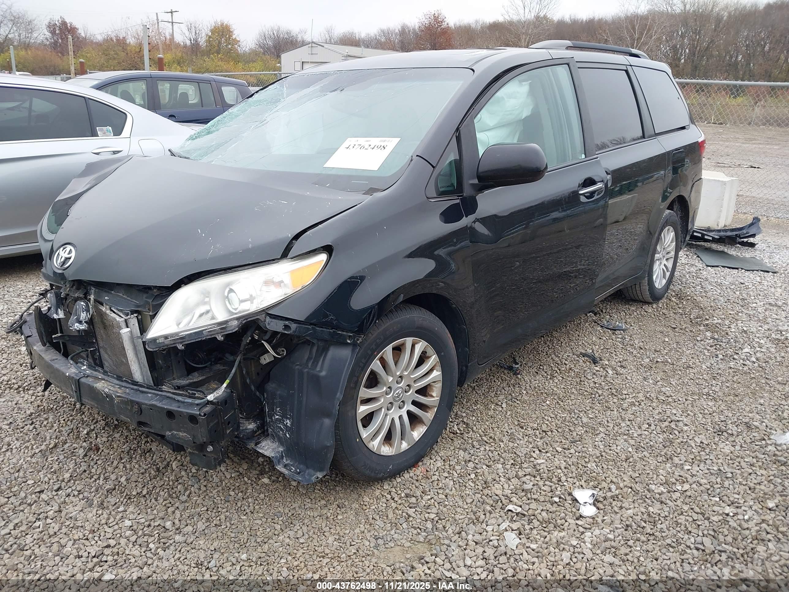 TOYOTA SIENNA image 2