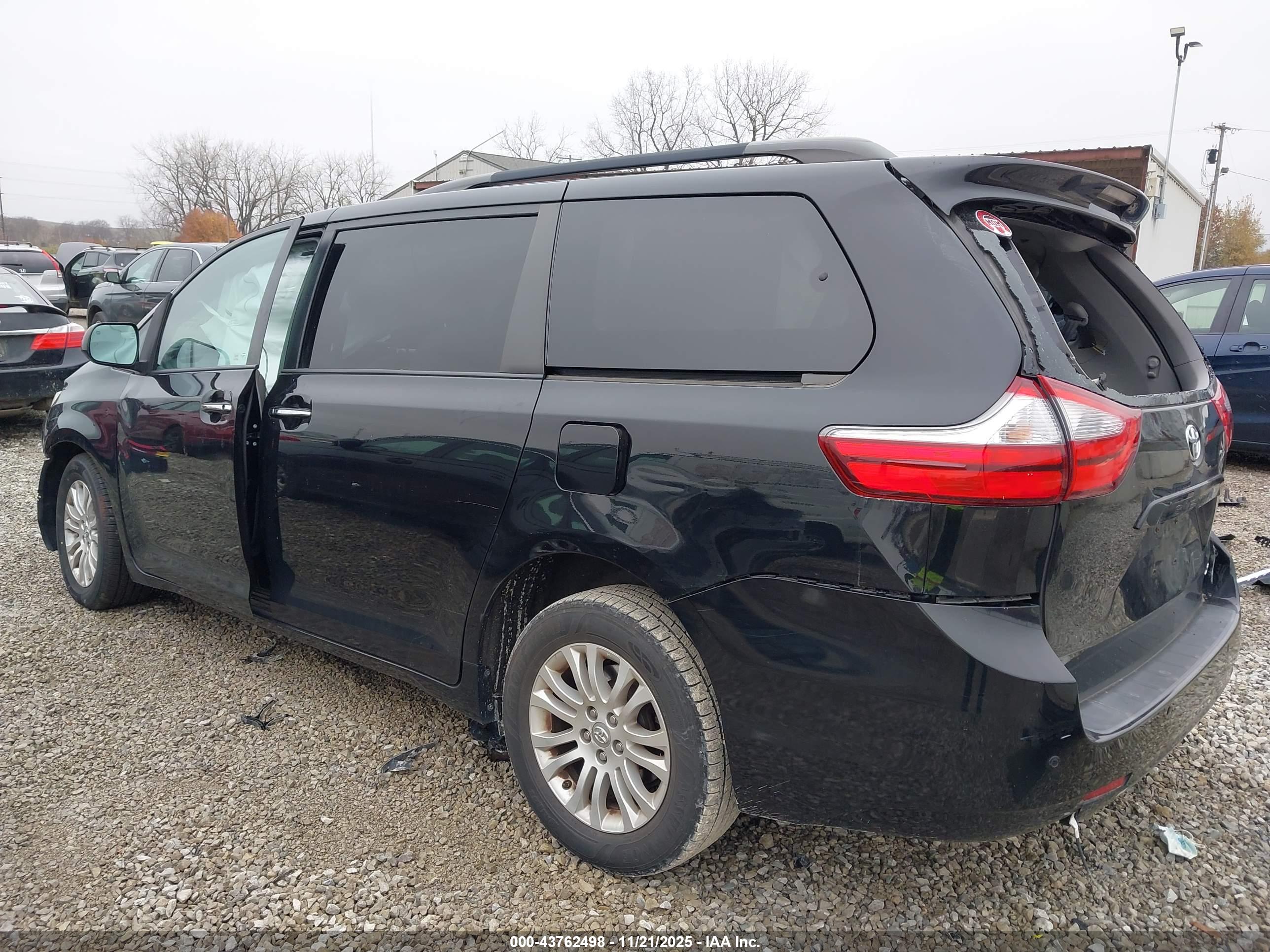 TOYOTA SIENNA image 3