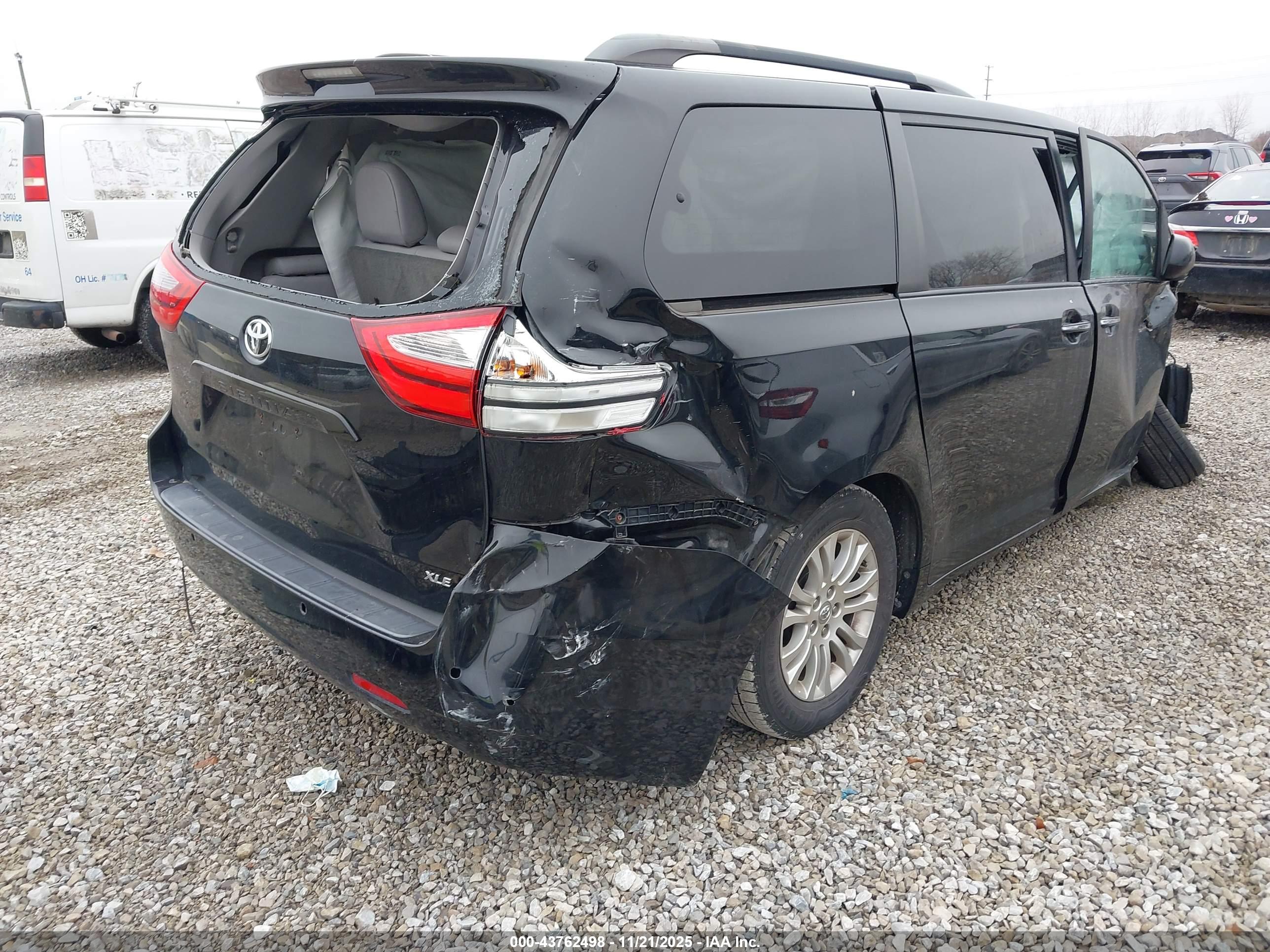 TOYOTA SIENNA image 4