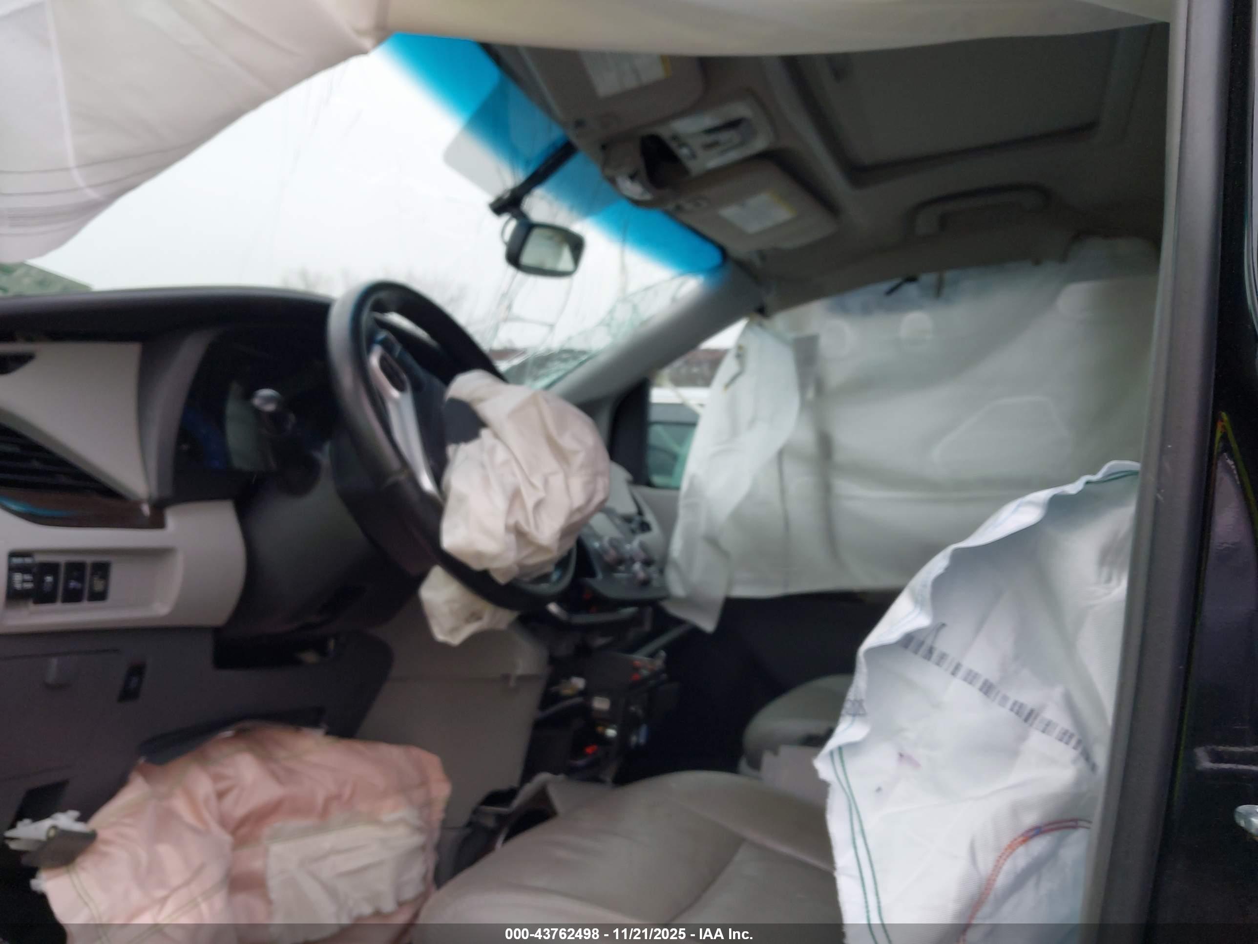 TOYOTA SIENNA image 5