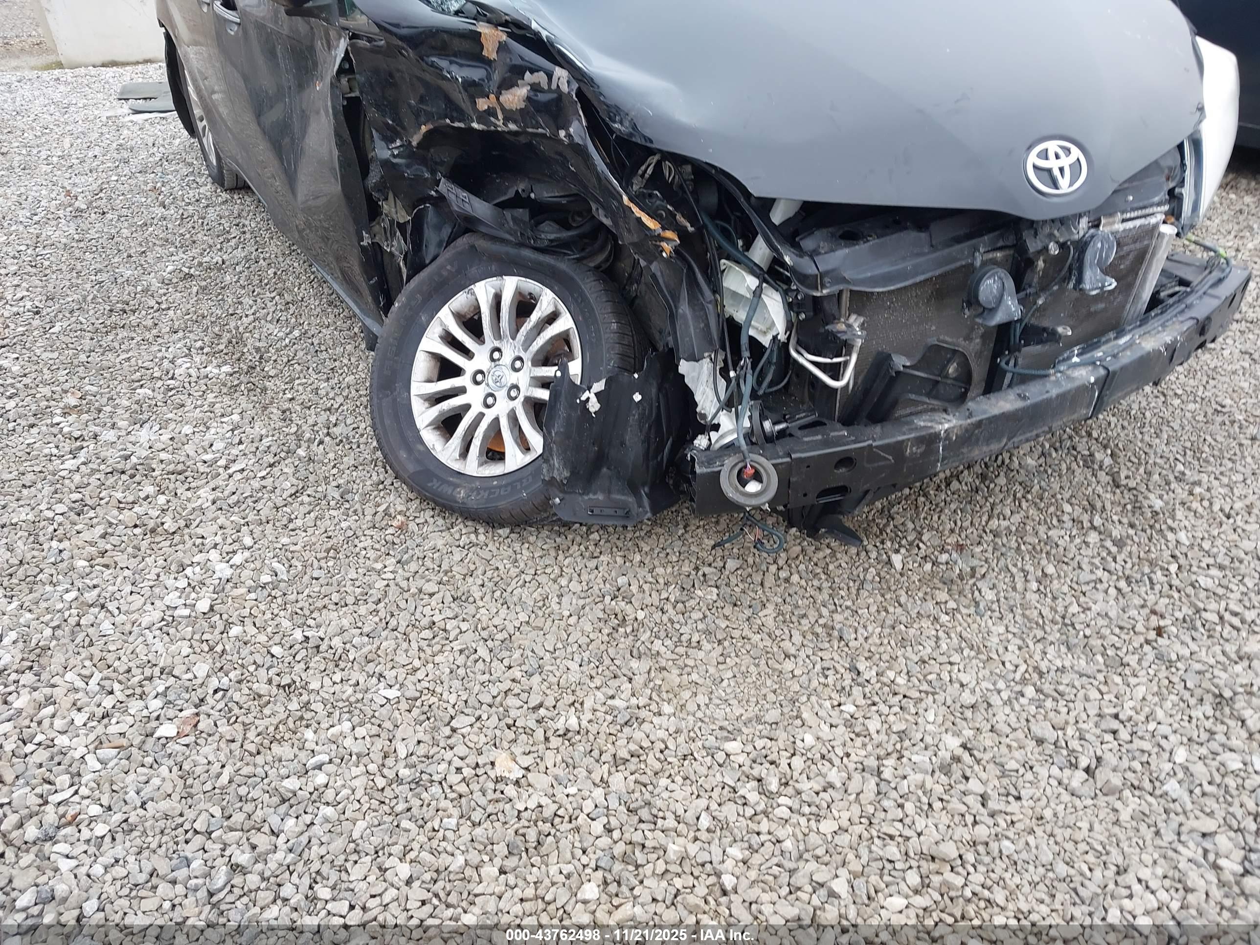 TOYOTA SIENNA image 6