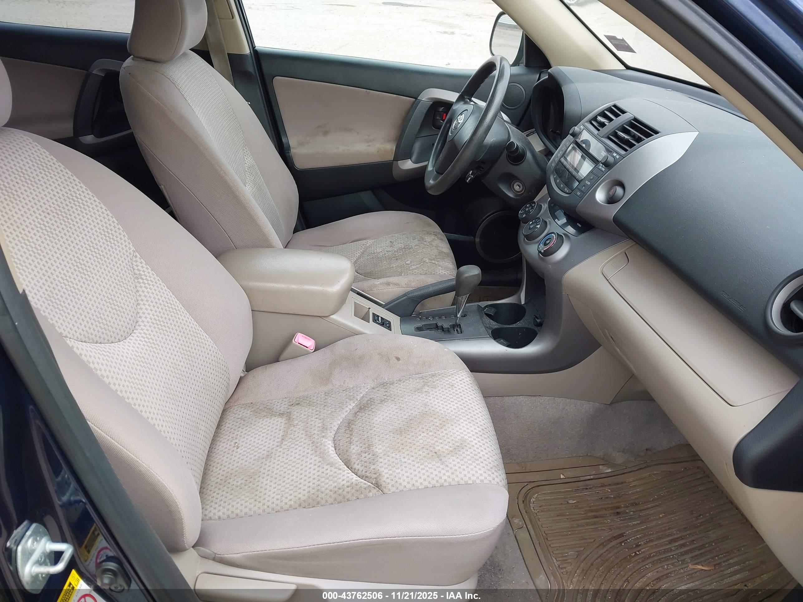 TOYOTA RAV4 image 5