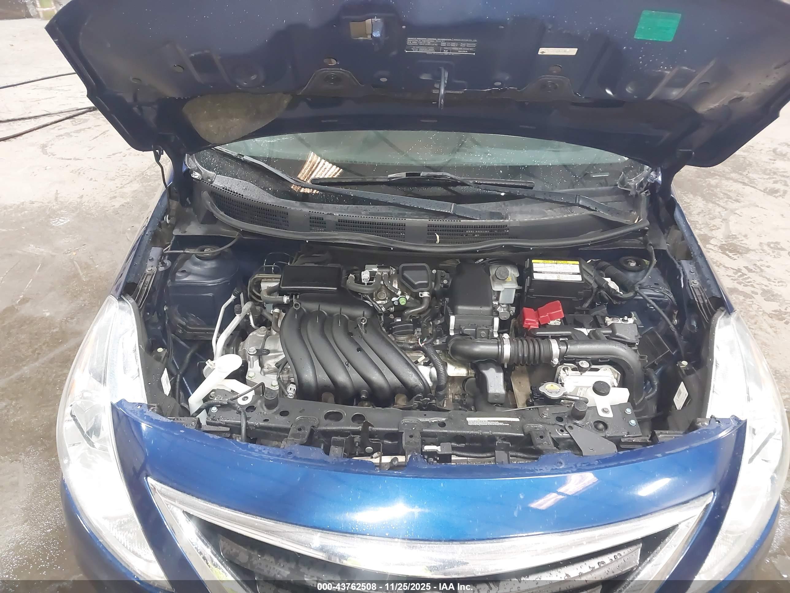 NISSAN VERSA image 10