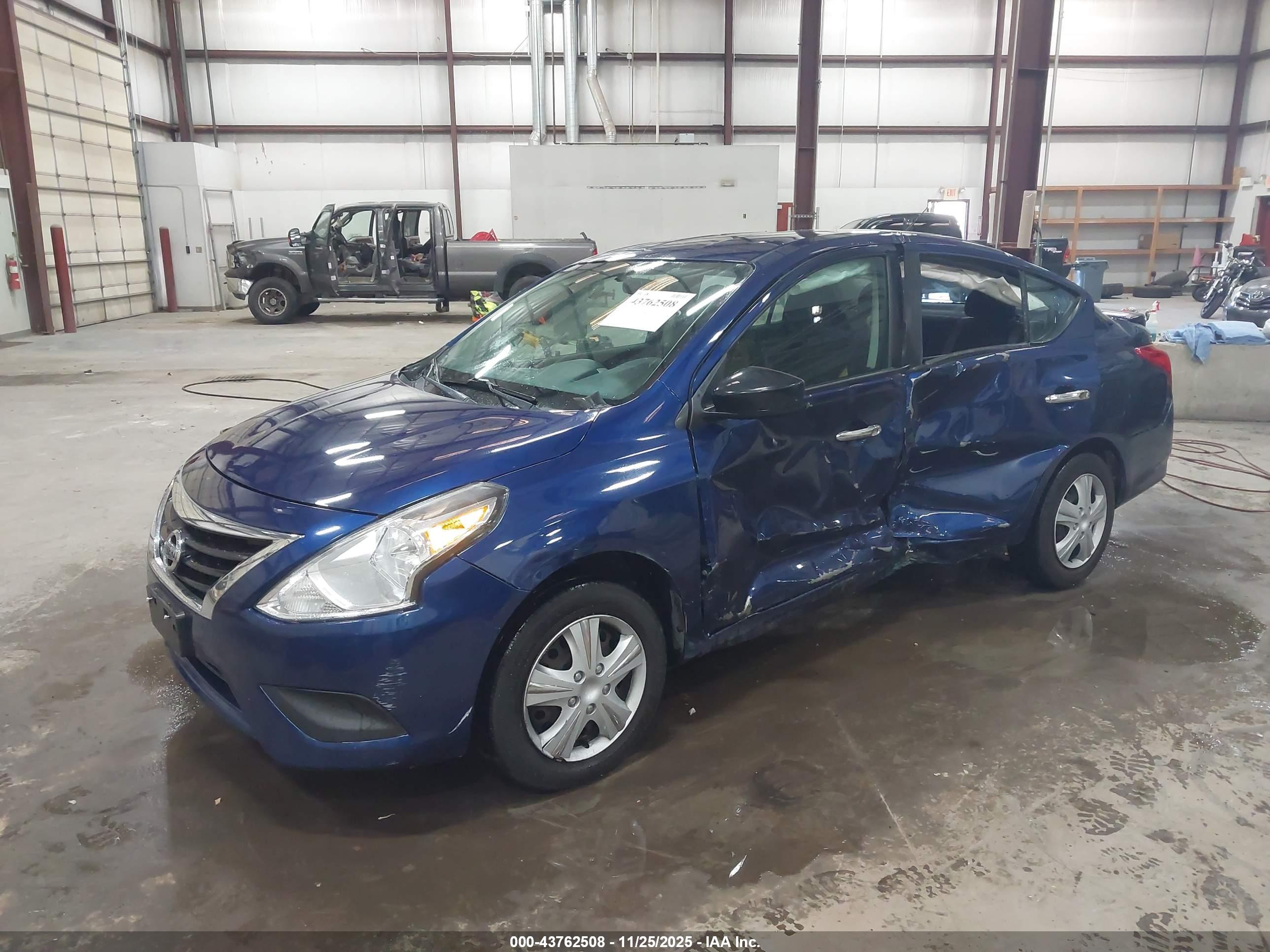 NISSAN VERSA image 2