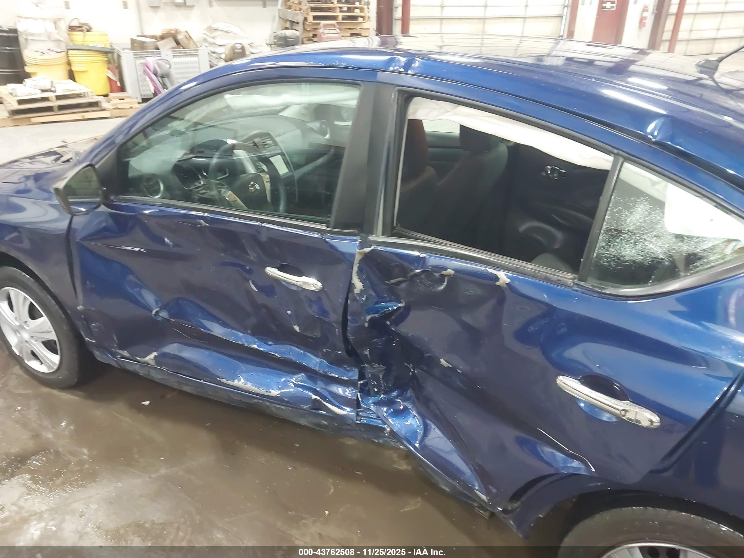 NISSAN VERSA image 6