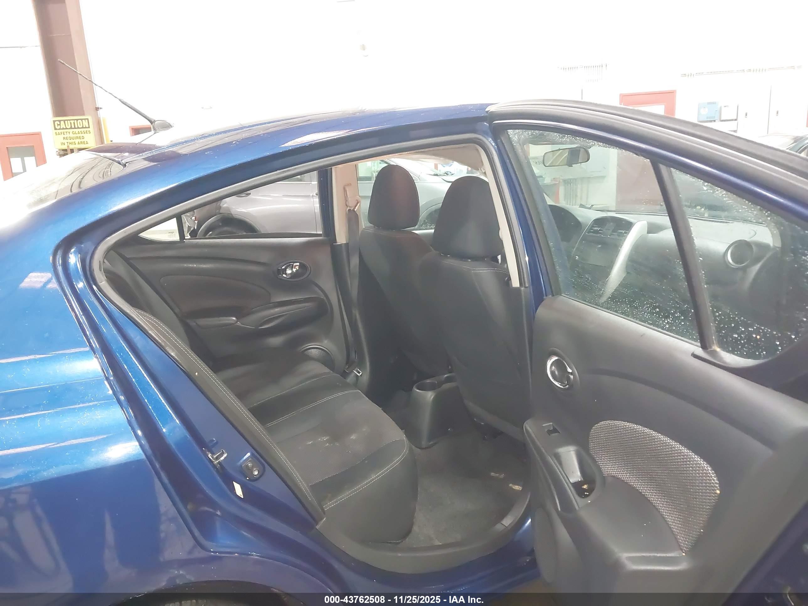 NISSAN VERSA image 8