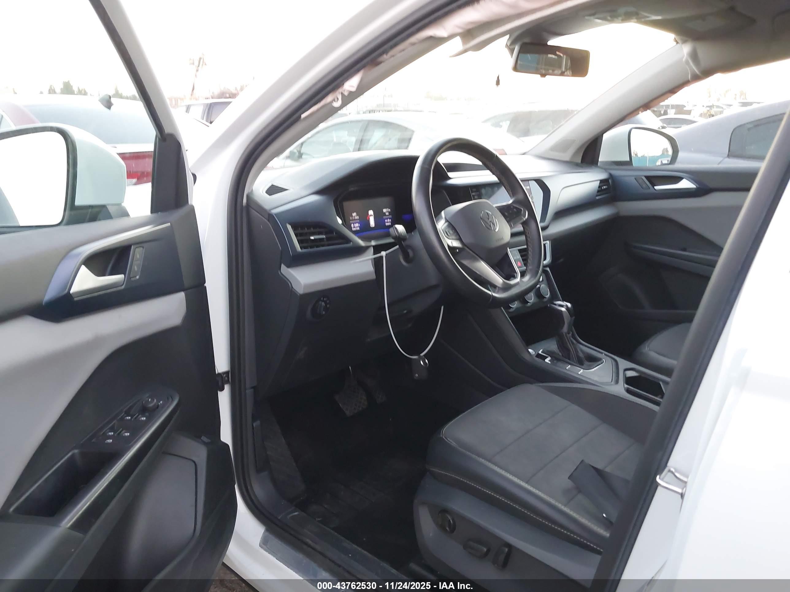 VOLKSWAGEN TAOS image 5