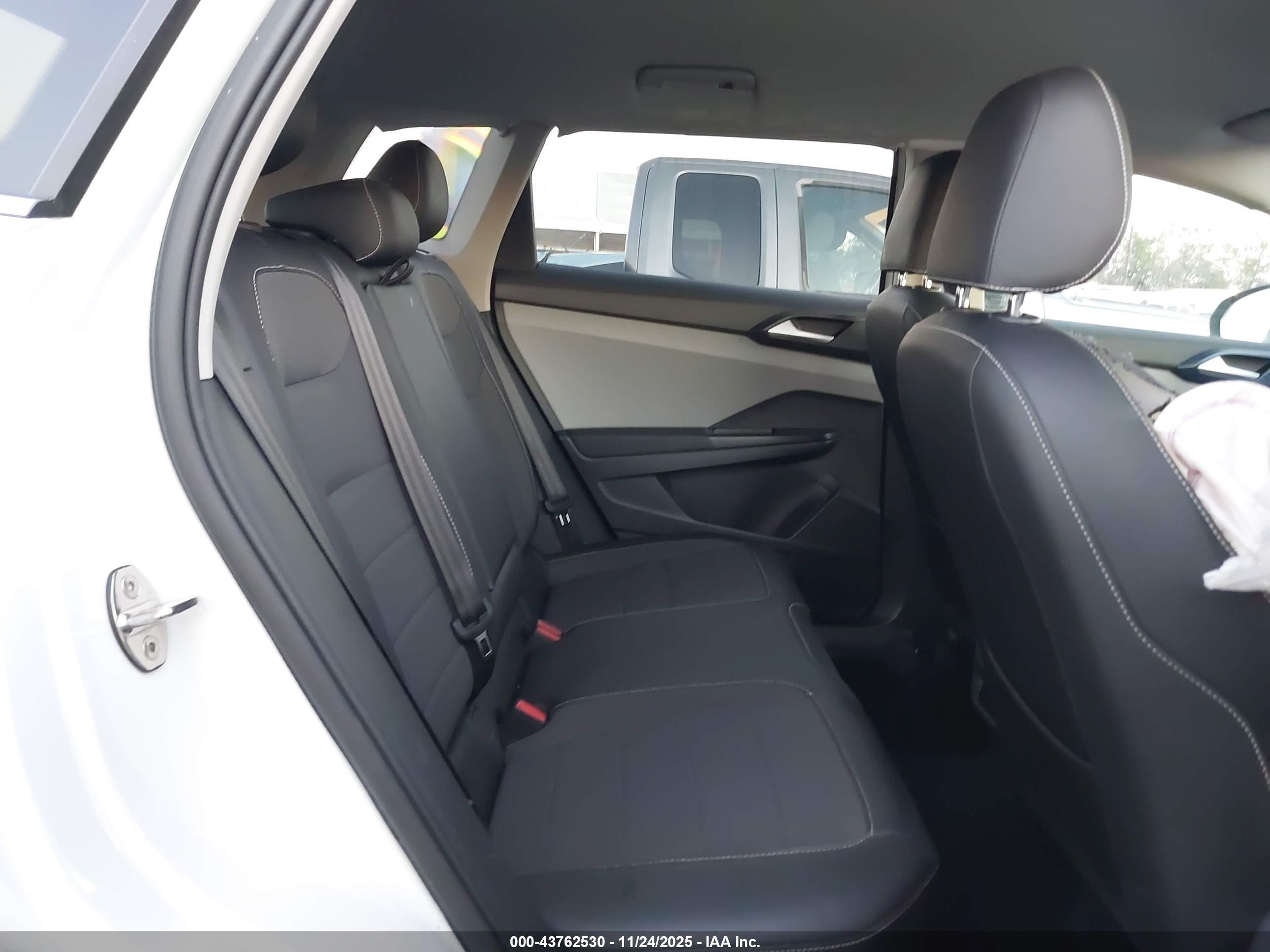VOLKSWAGEN TAOS image 8