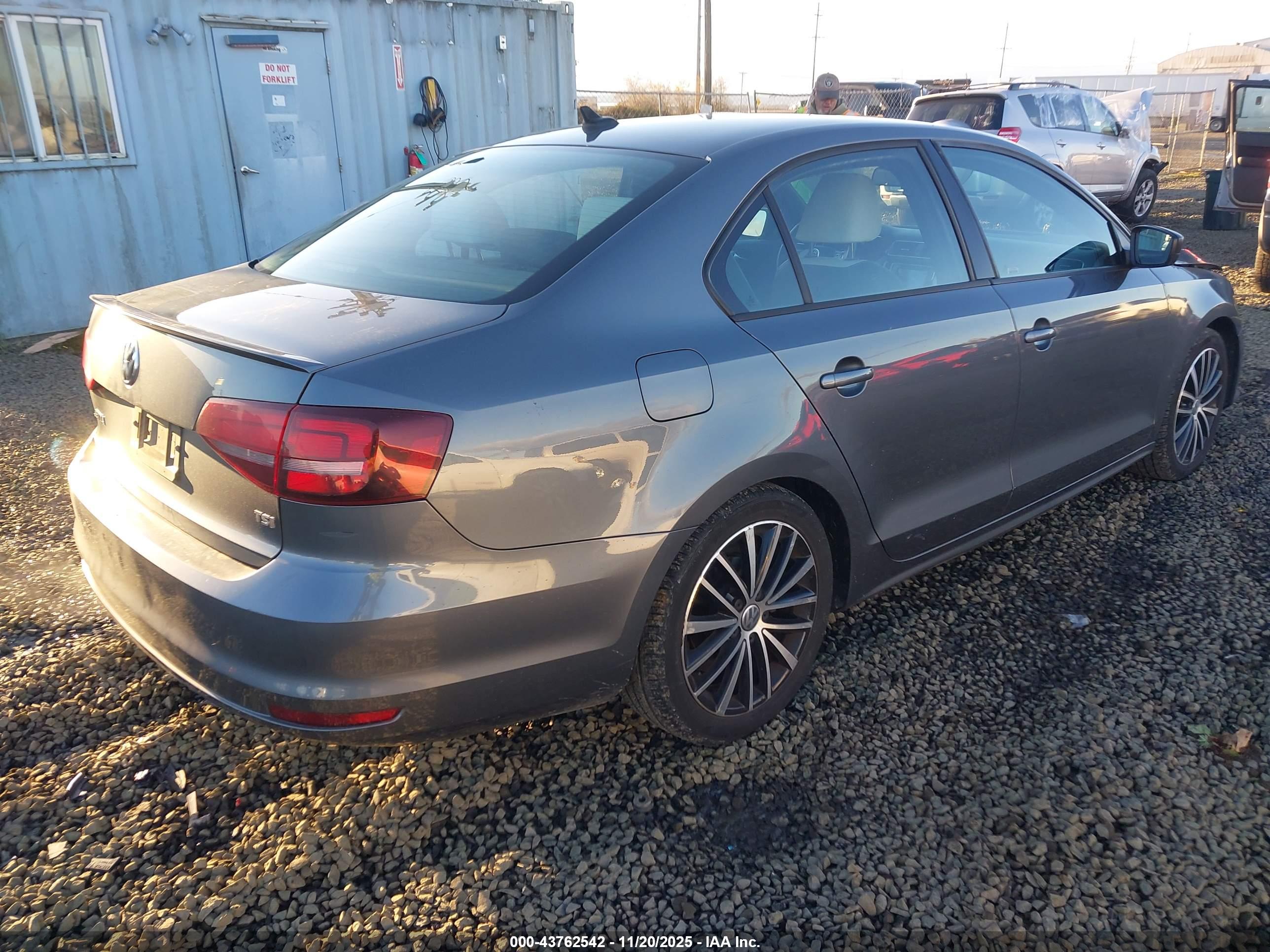 VOLKSWAGEN JETTA image 4