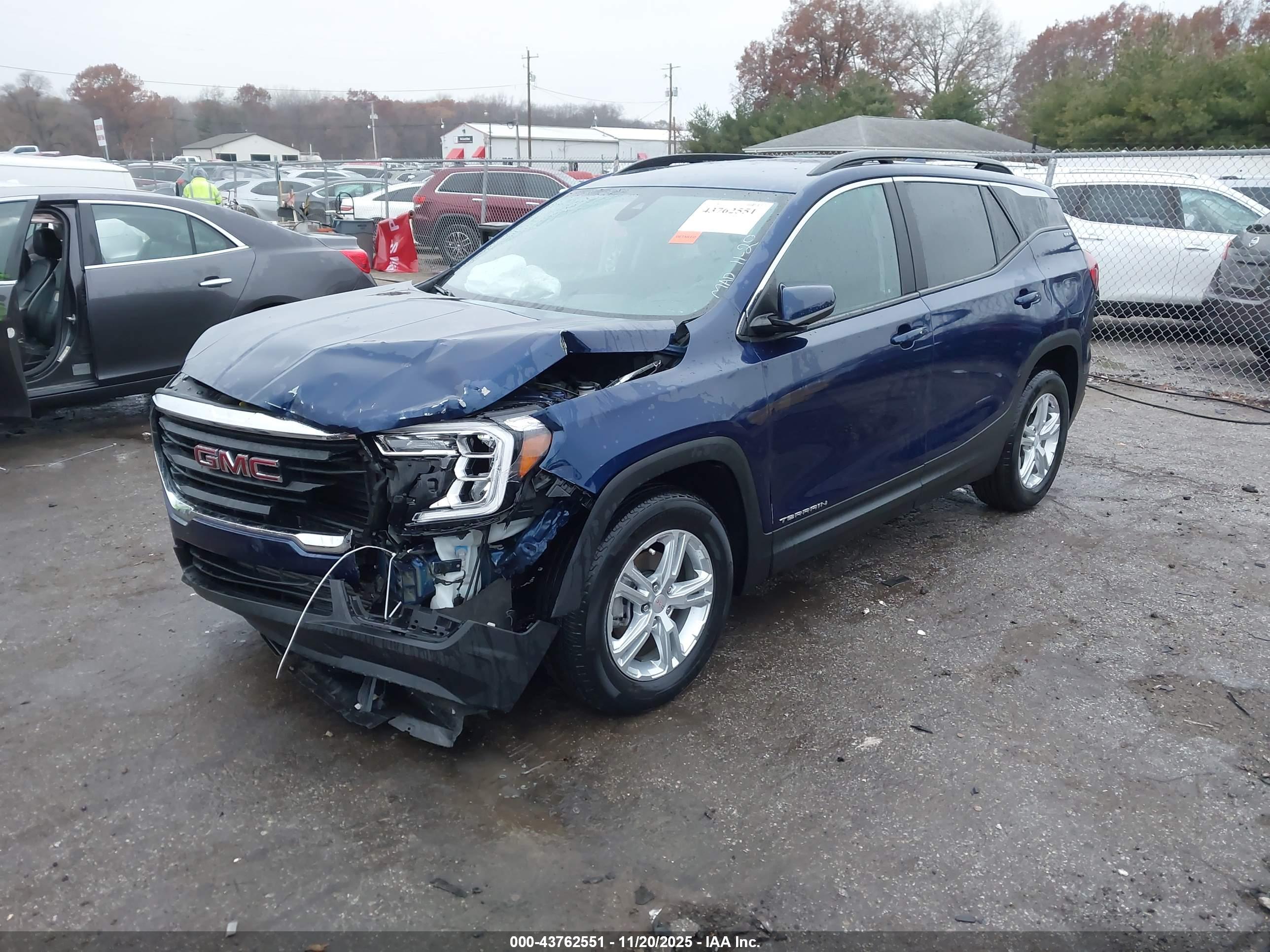 GMC TERRAIN image 2