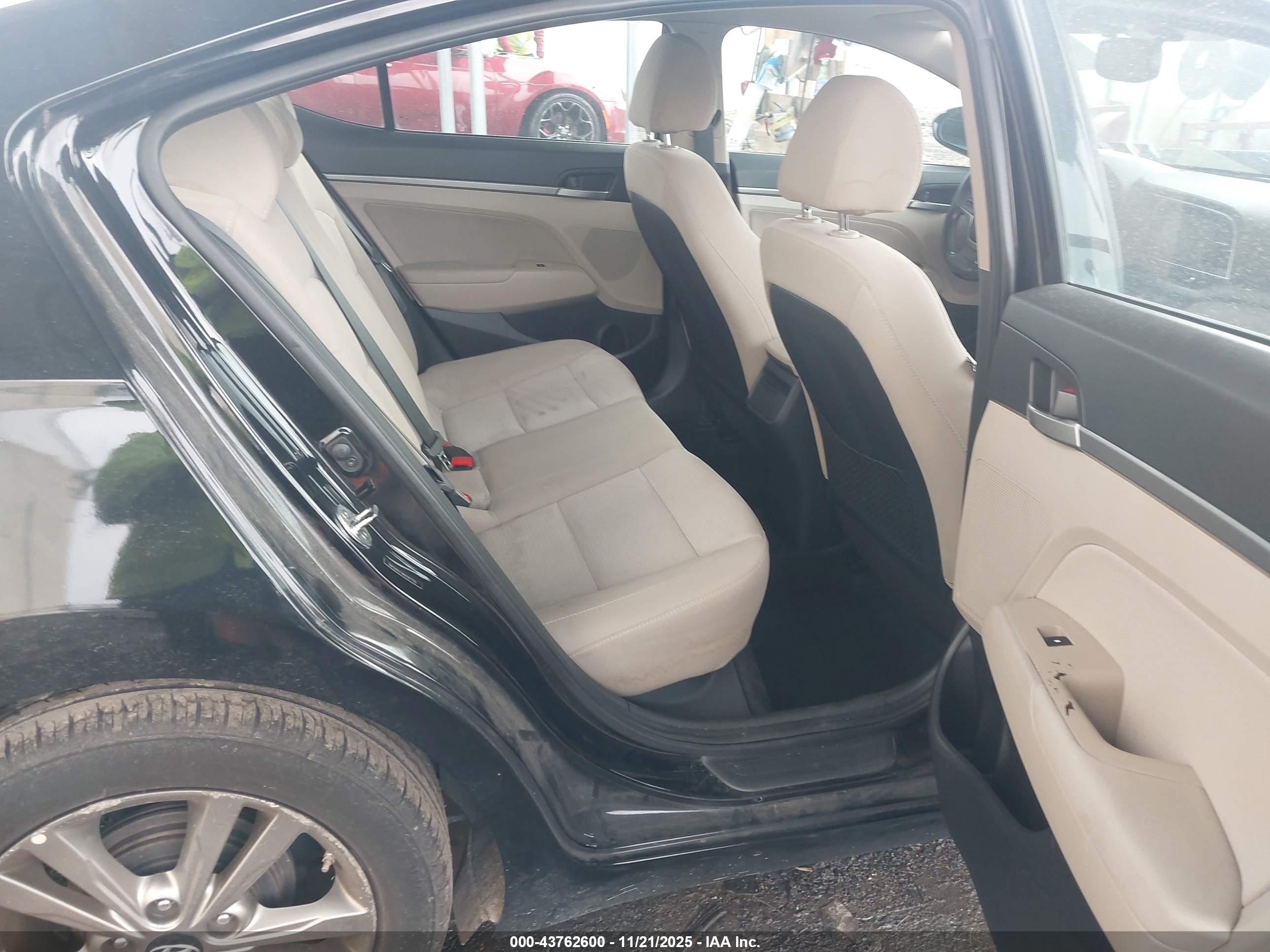 HYUNDAI ELANTRA image 8