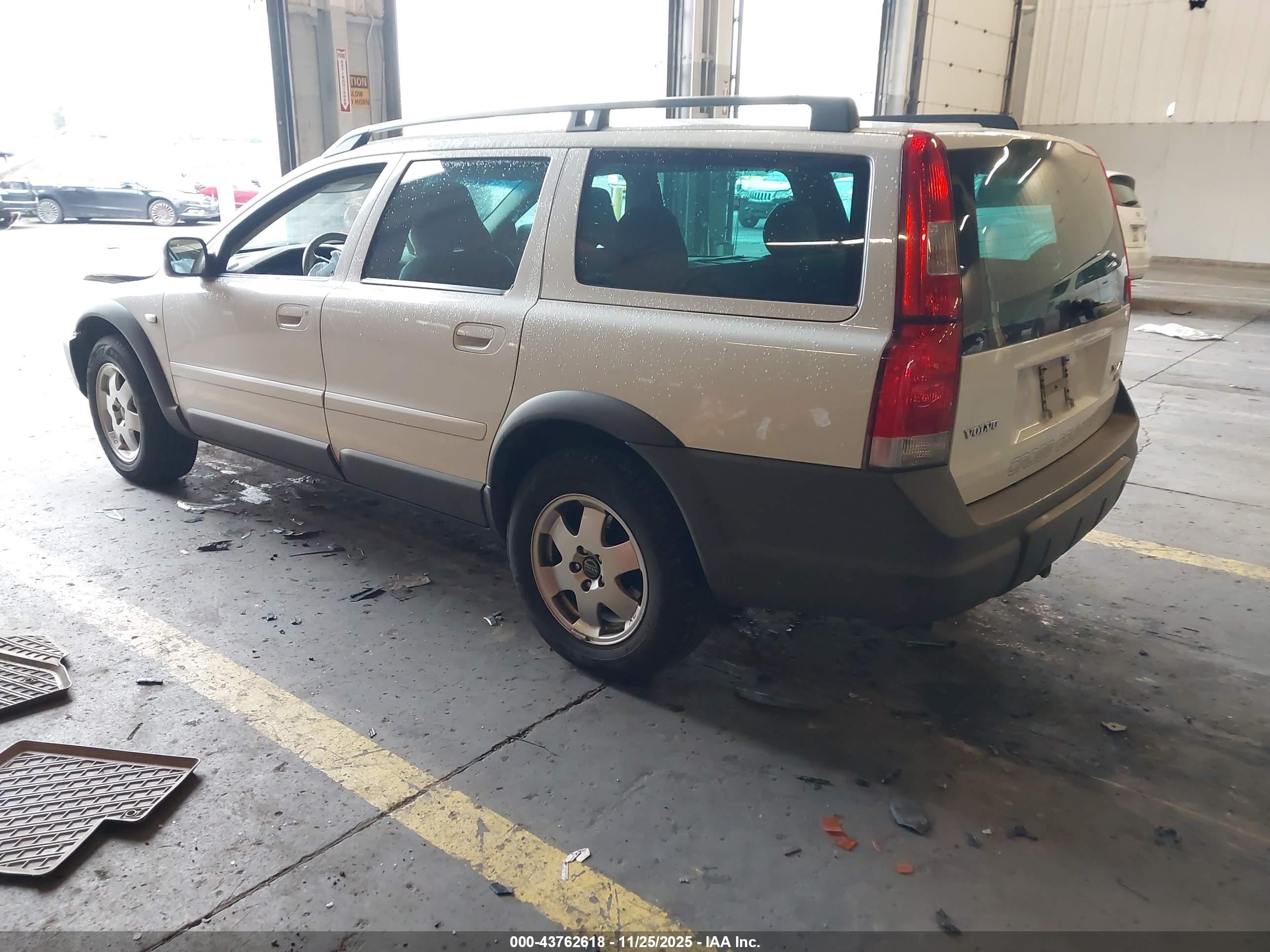 VOLVO XC70 image 3