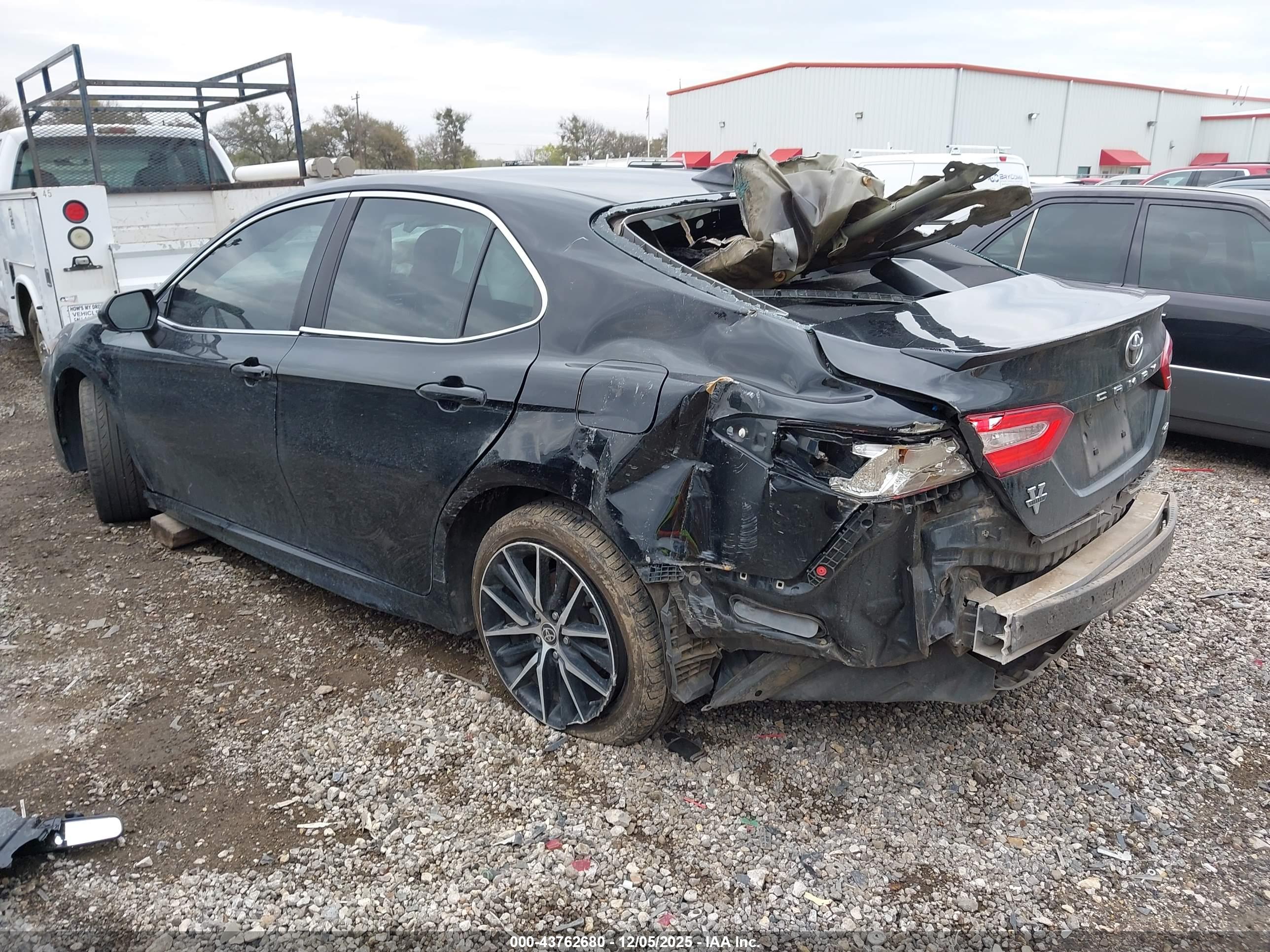 TOYOTA CAMRY image 3