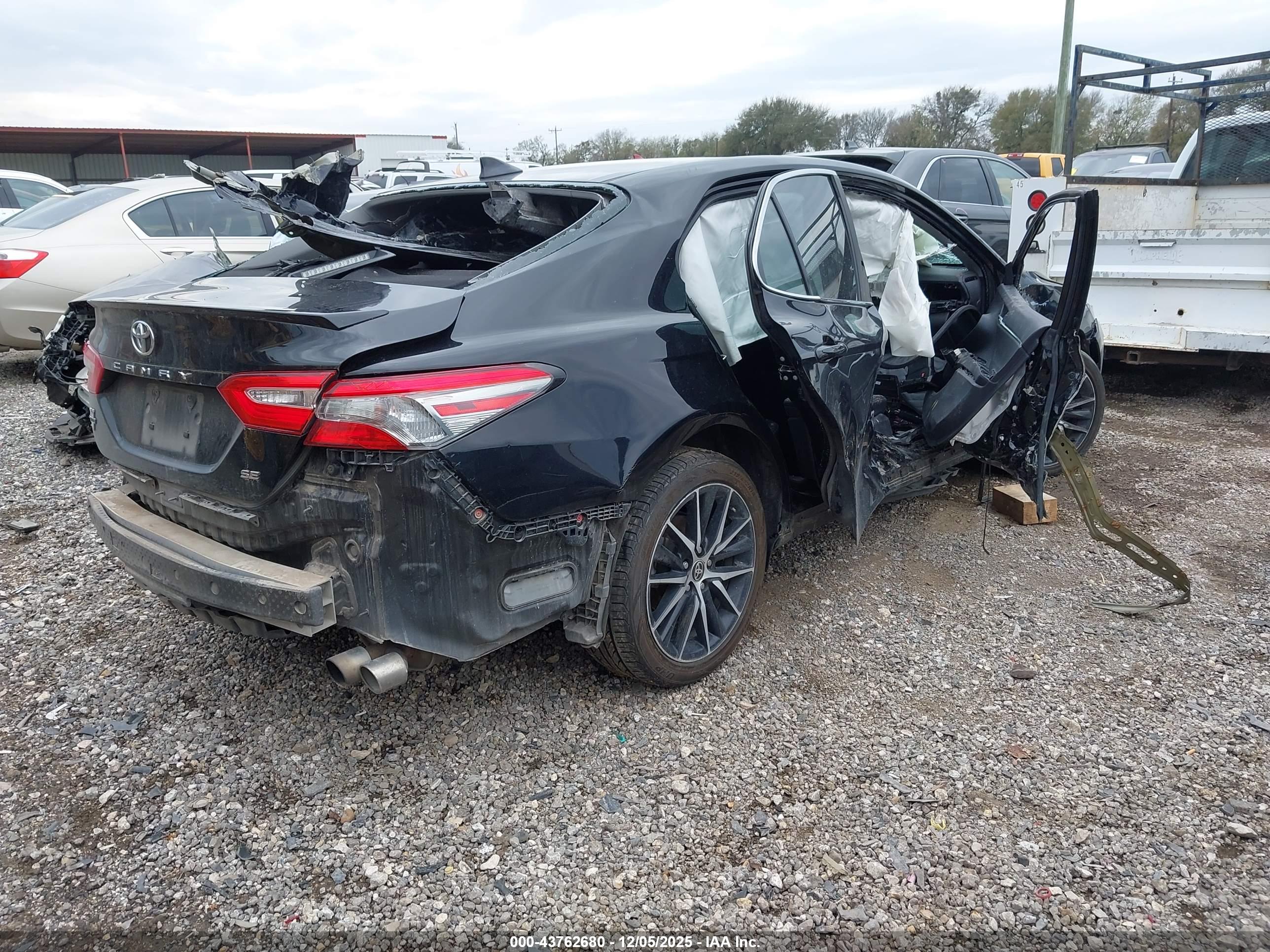 TOYOTA CAMRY image 4