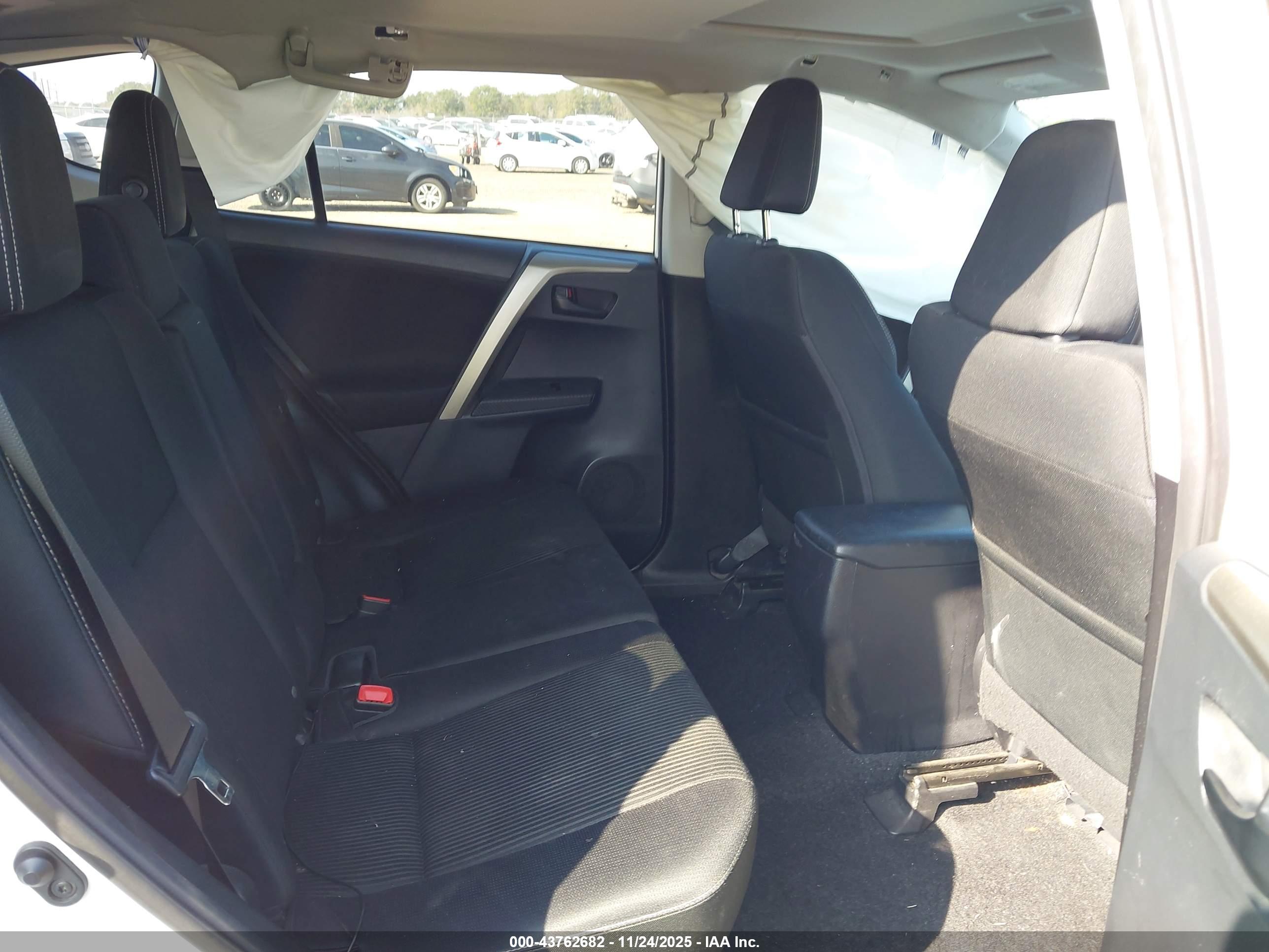 TOYOTA RAV4 image 8