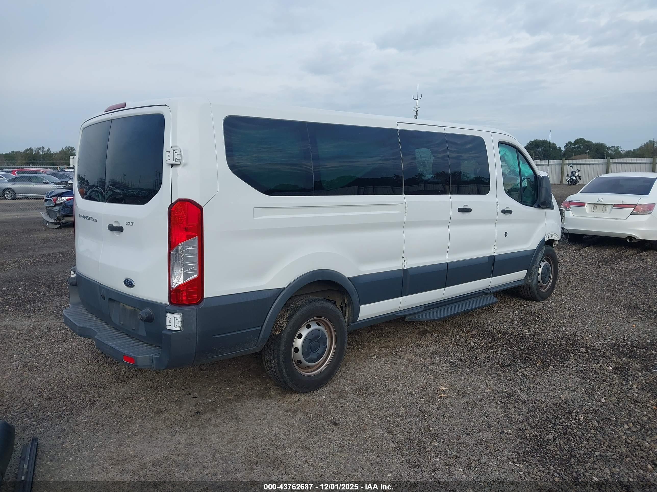 FORD TRANSIT-350 image 4