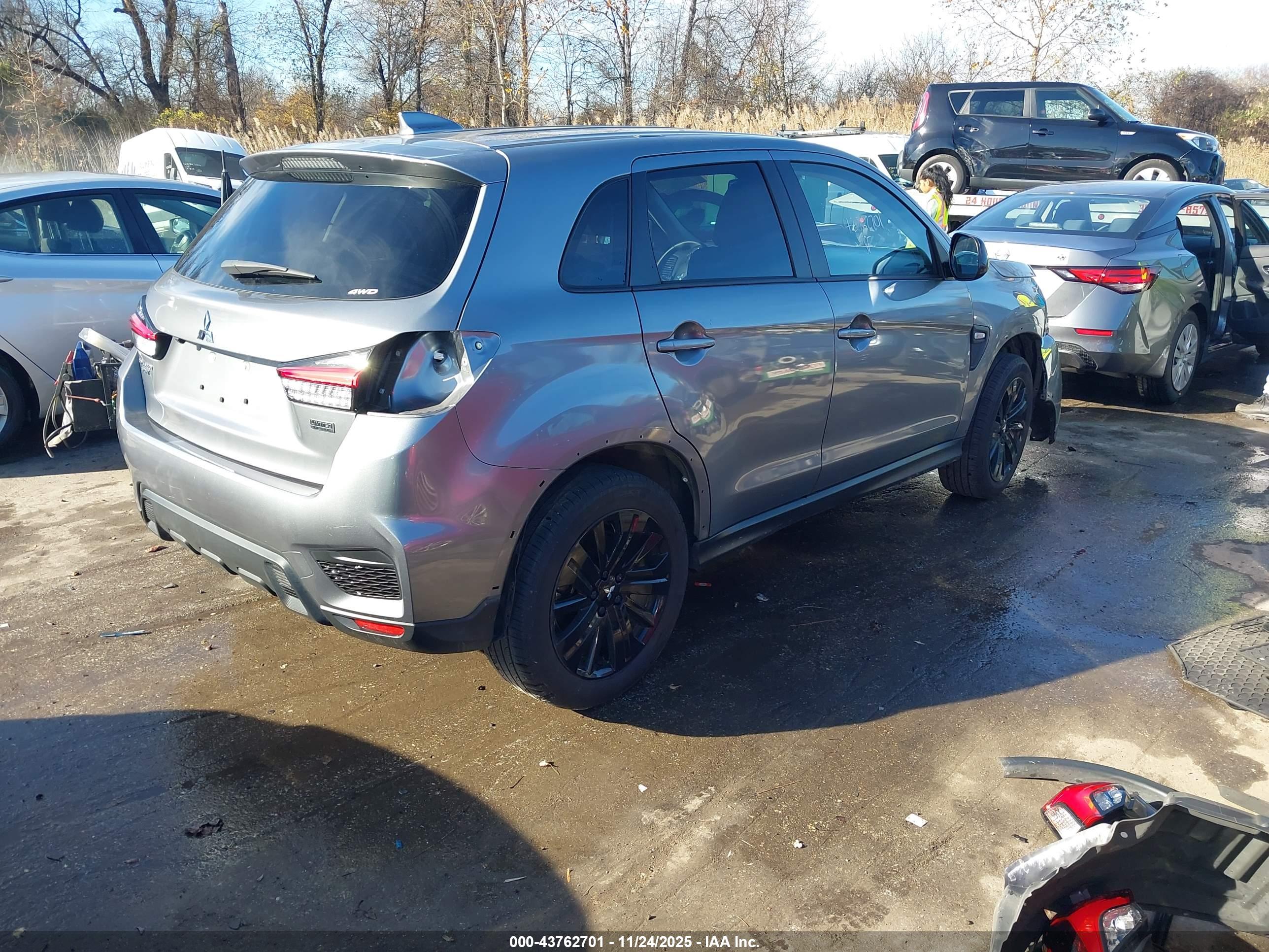 MITSUBISHI OUTLANDER image 4