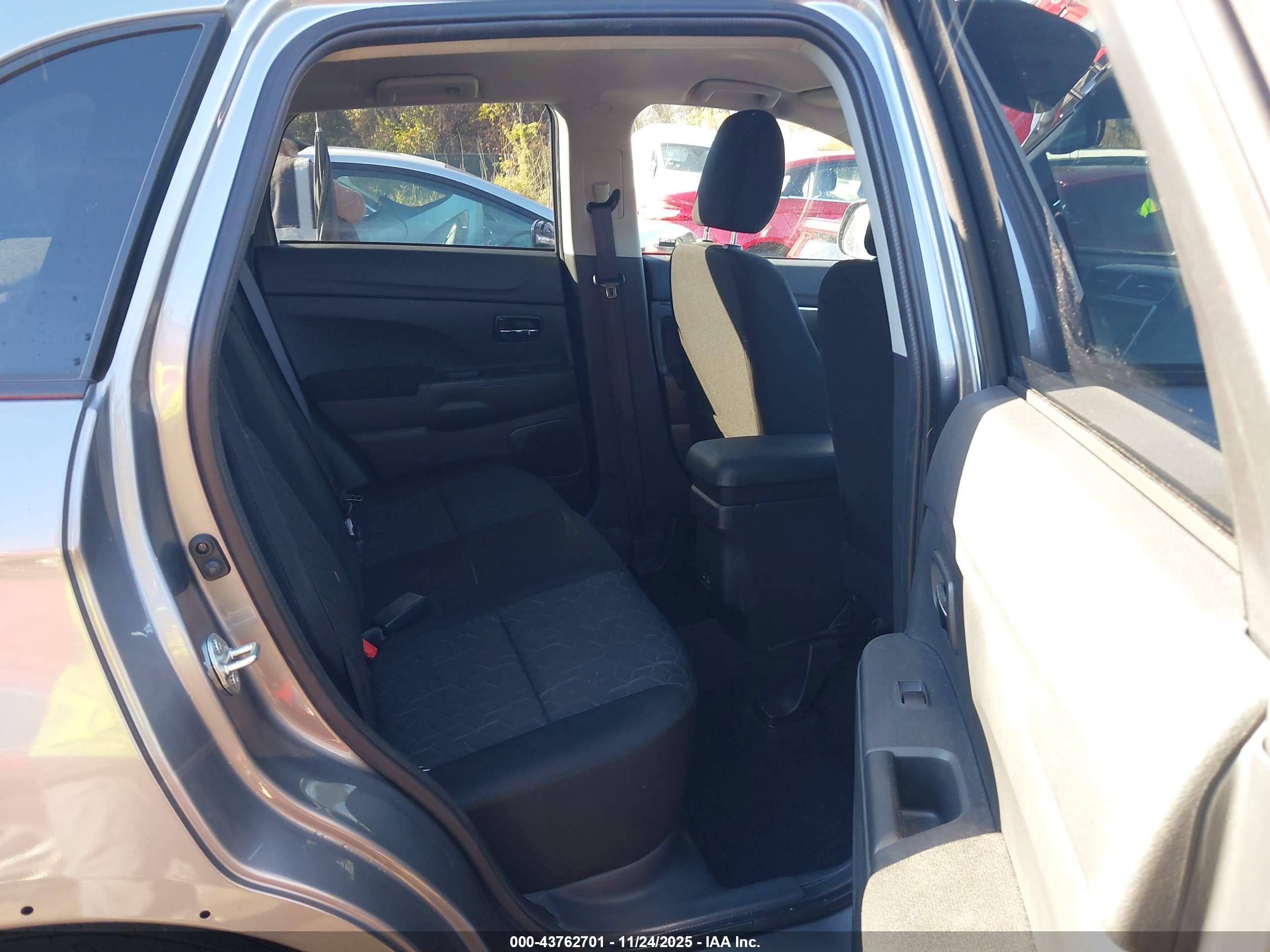 MITSUBISHI OUTLANDER image 8