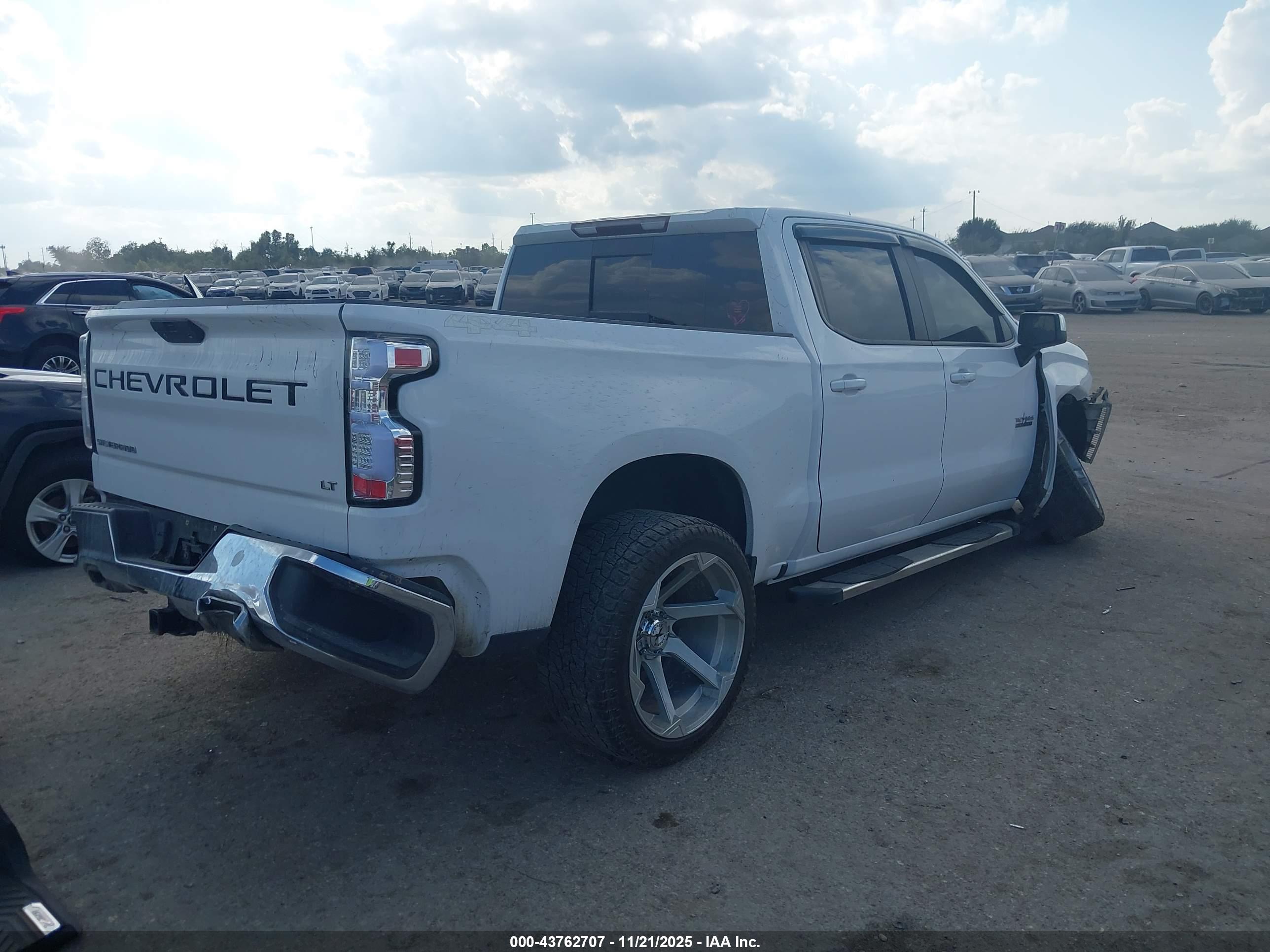 CHEVROLET SILVERADO image 4