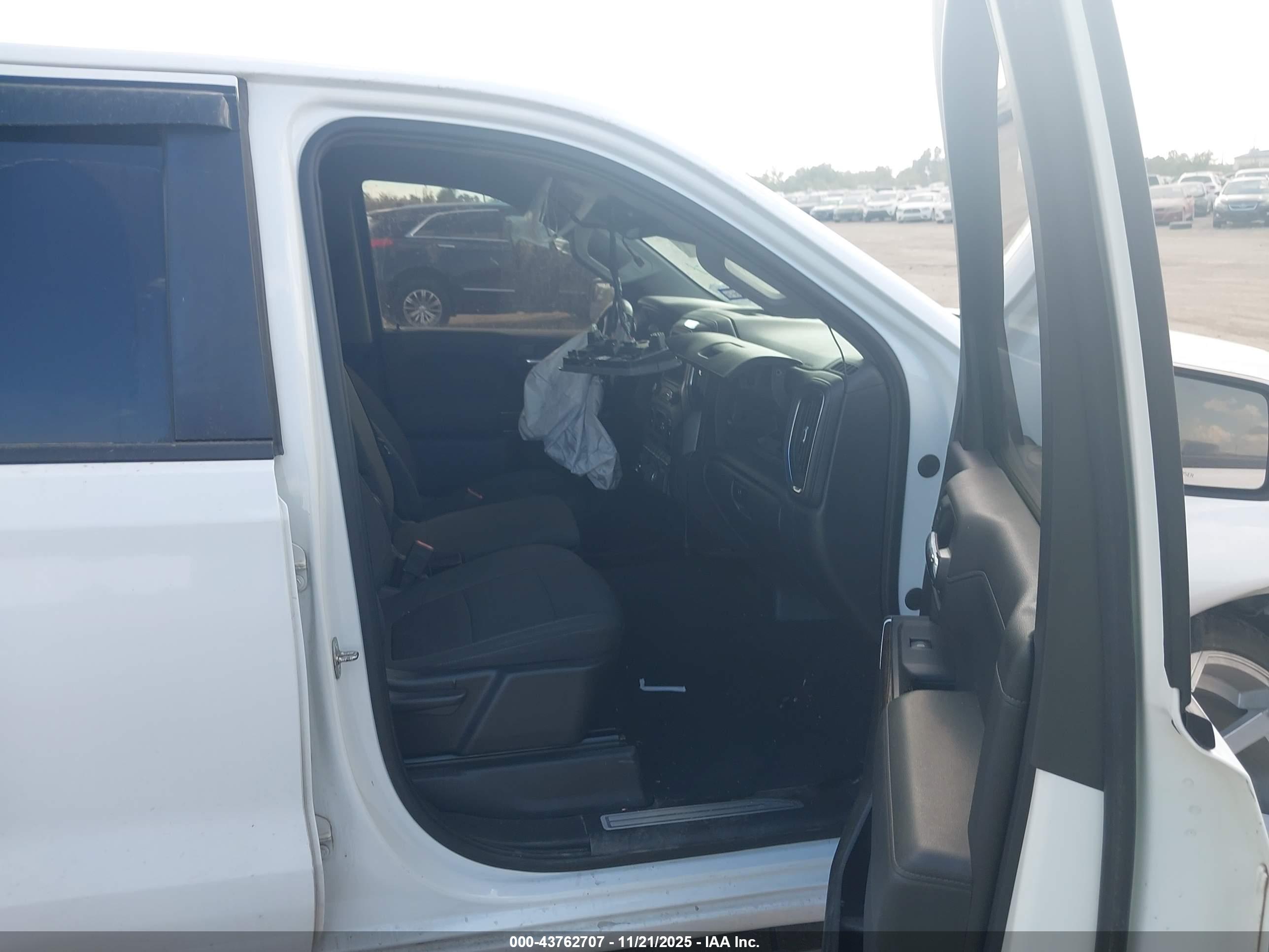 CHEVROLET SILVERADO image 5