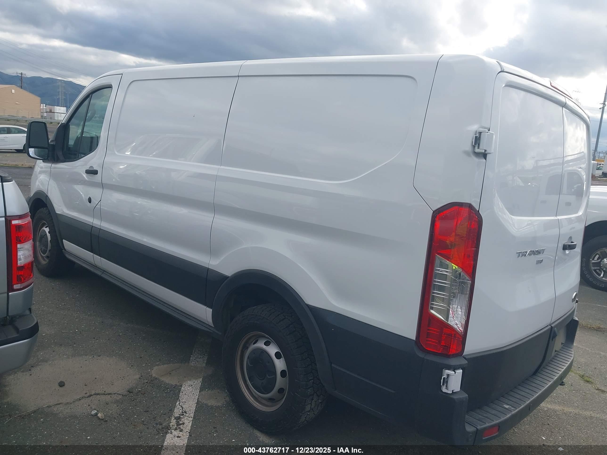 FORD TRANSIT-150 image 3