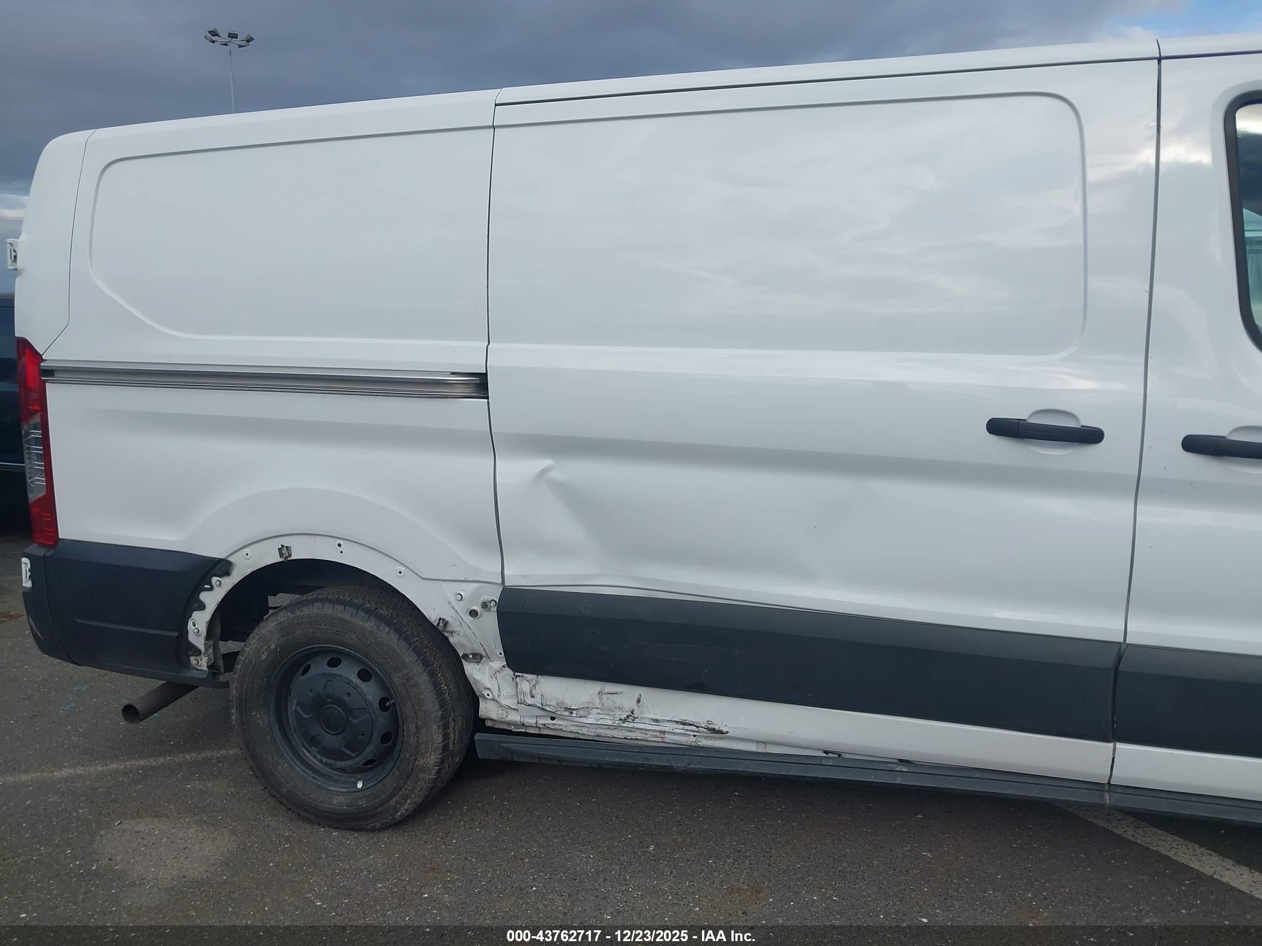 FORD TRANSIT-150 image 6