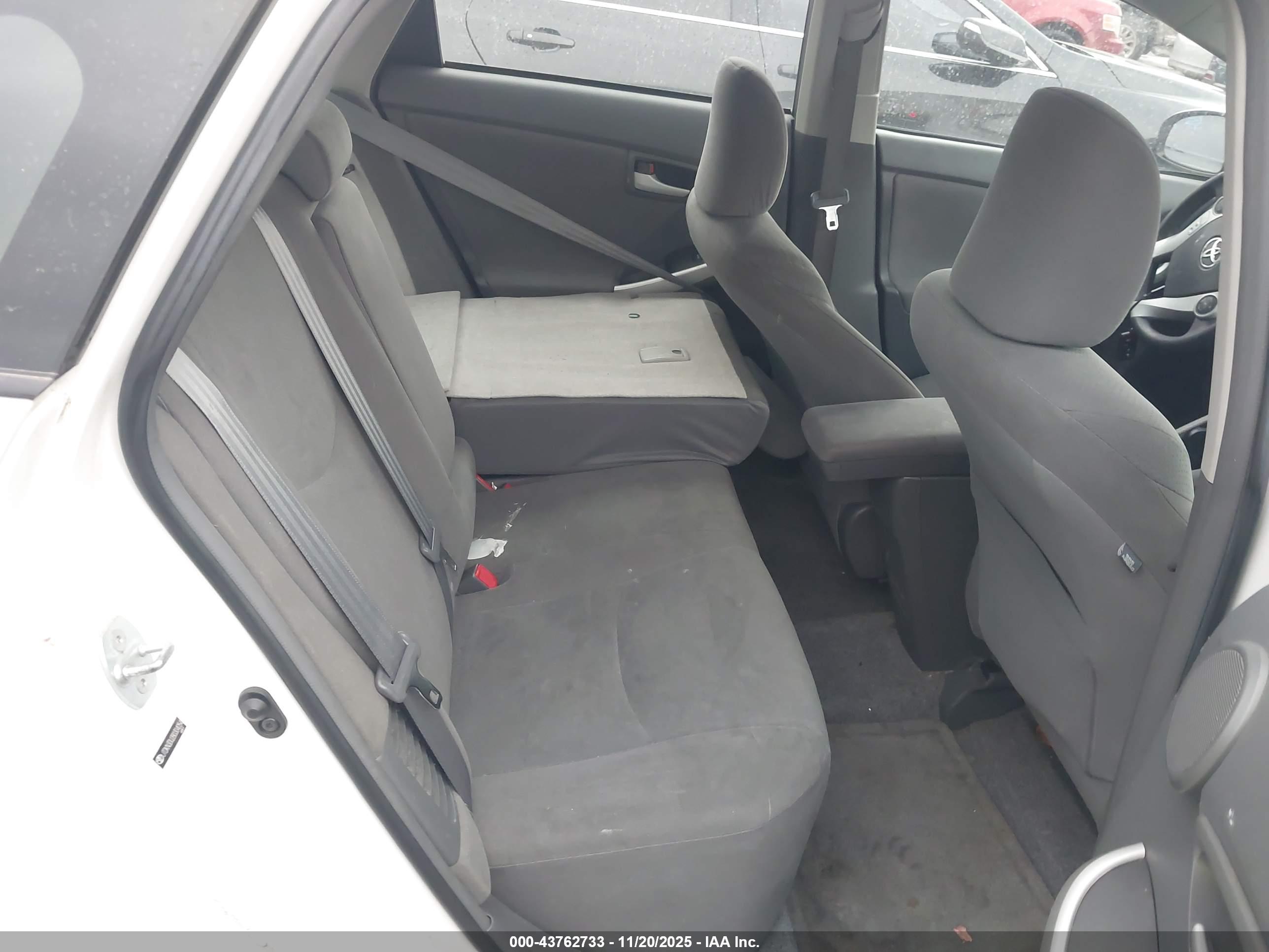 TOYOTA PRIUS image 8