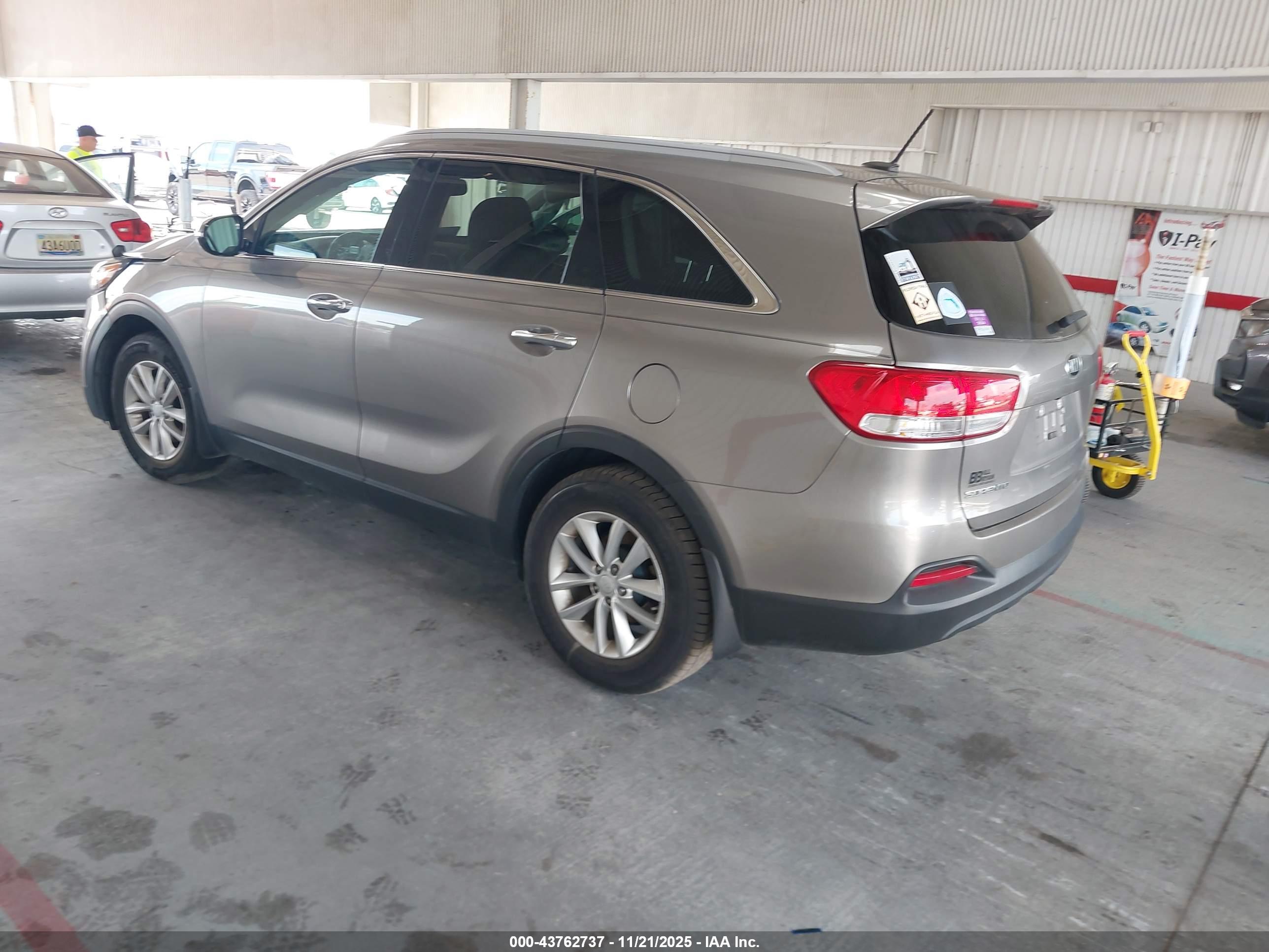 KIA SORENTO image 3