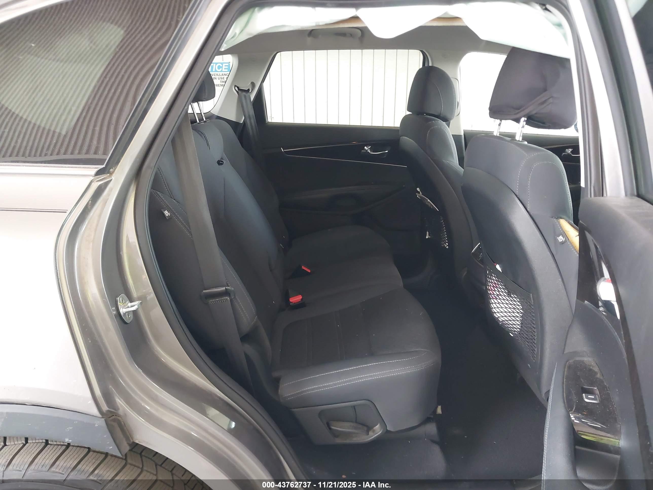 KIA SORENTO image 8