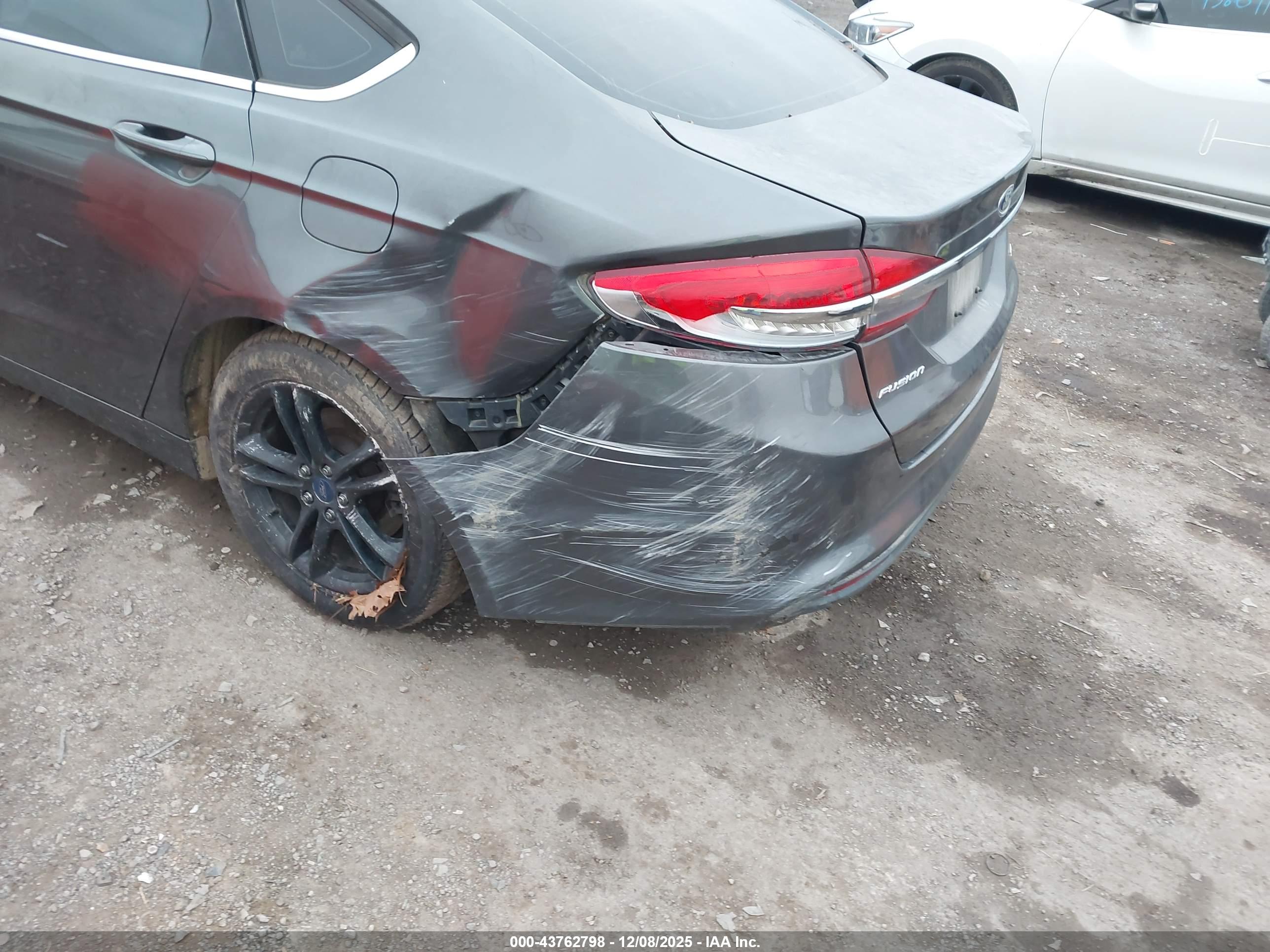 FORD FUSION image 6