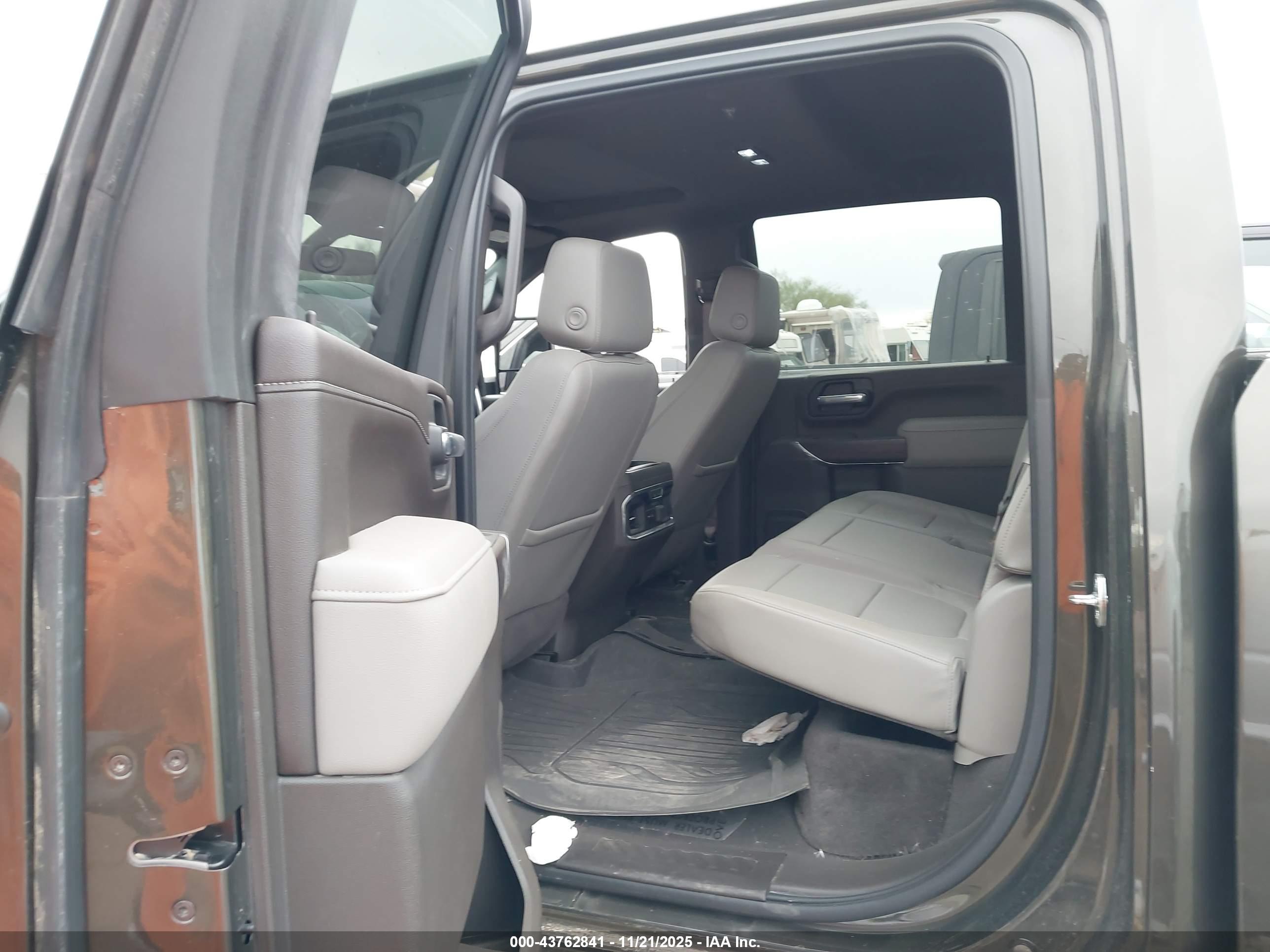 GMC SIERRA image 8