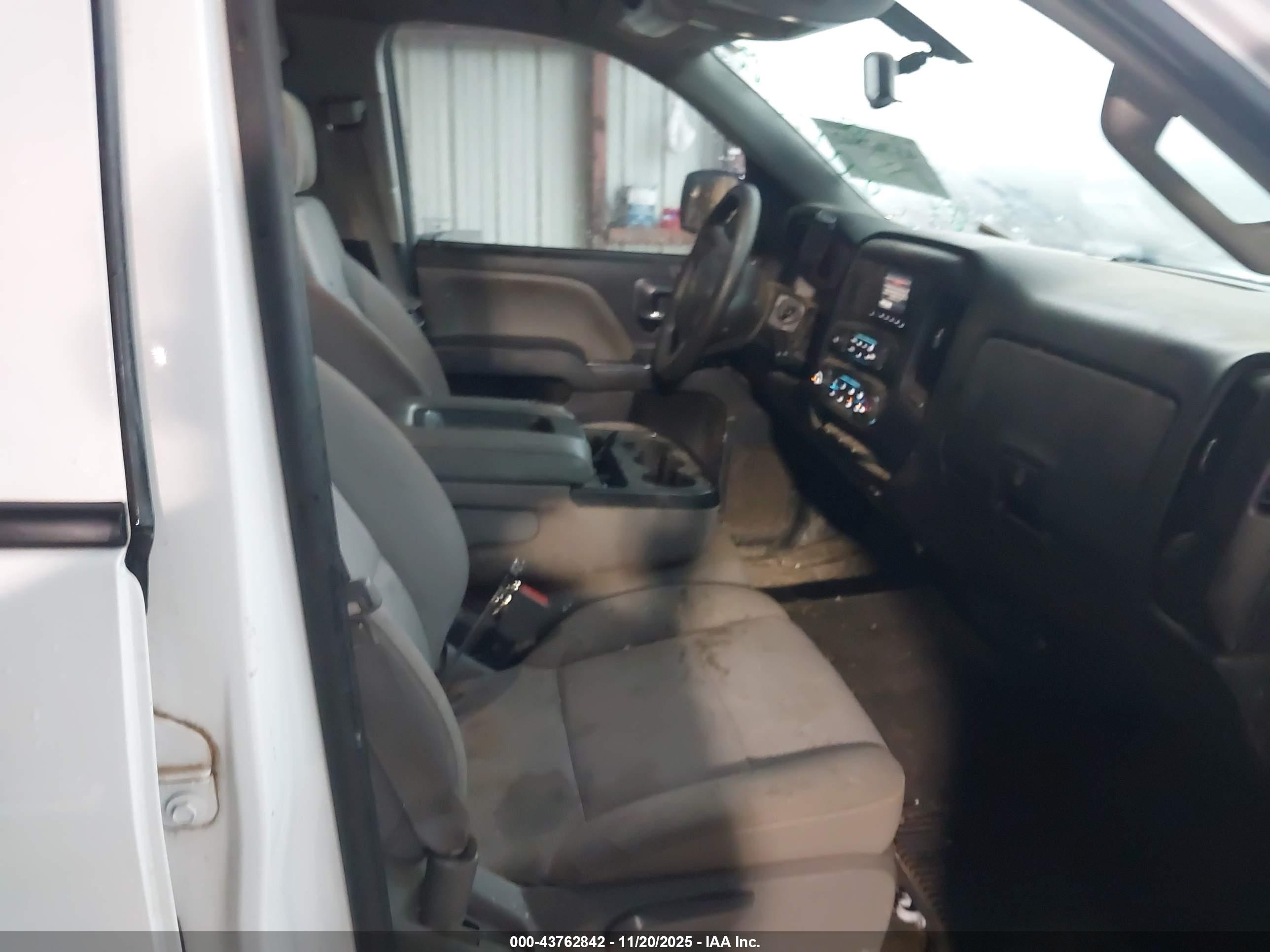 CHEVROLET SILVERADO image 5