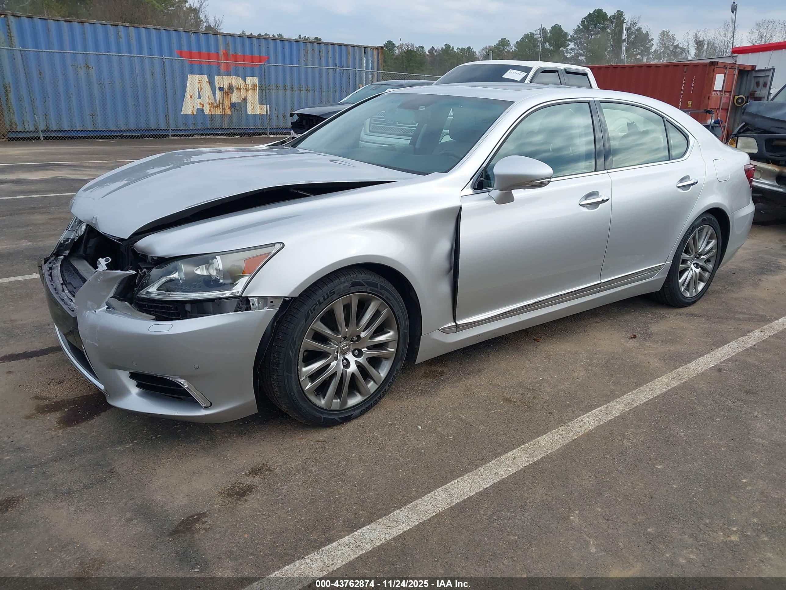 LEXUS LS image 2