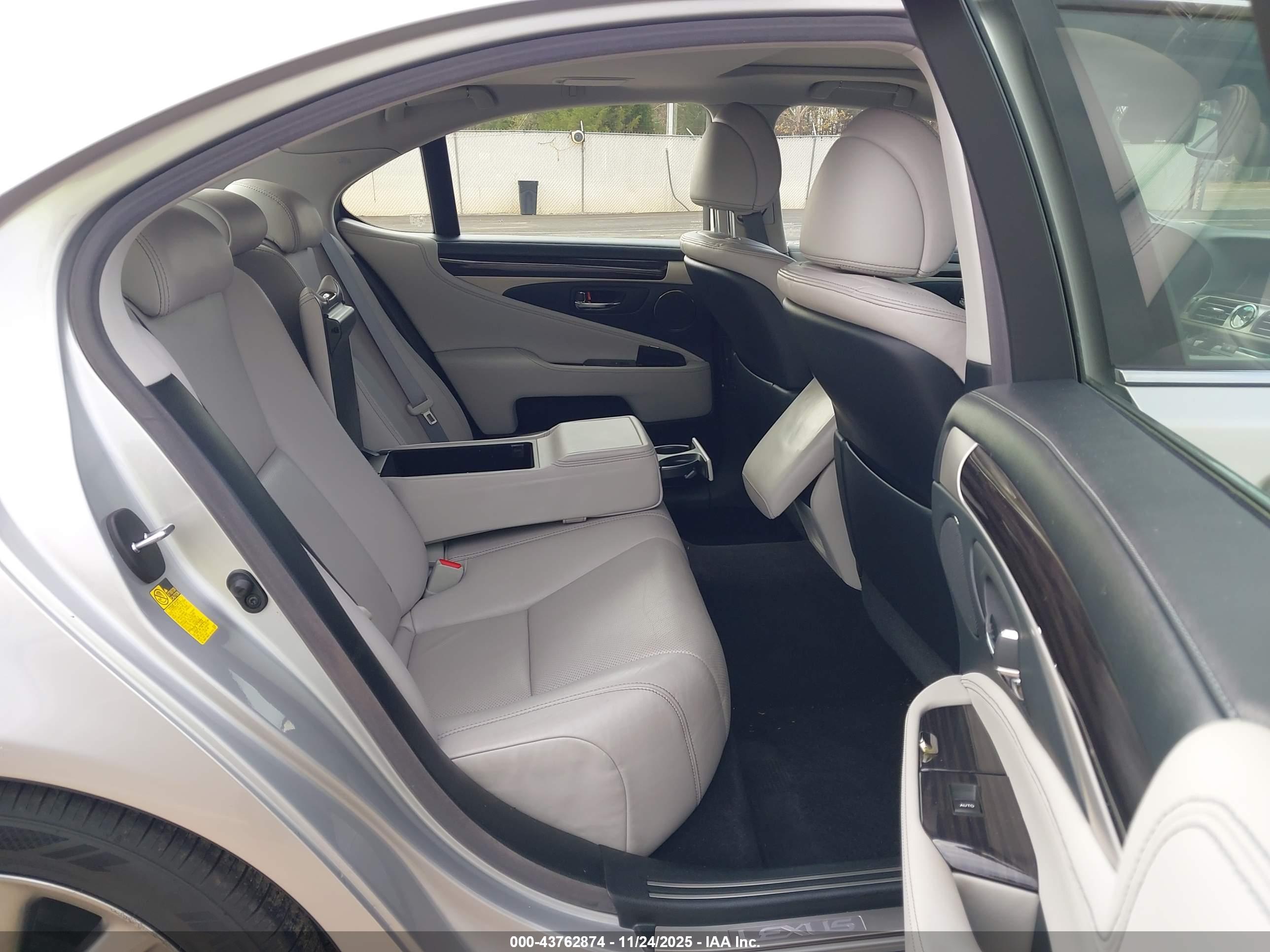 LEXUS LS image 8