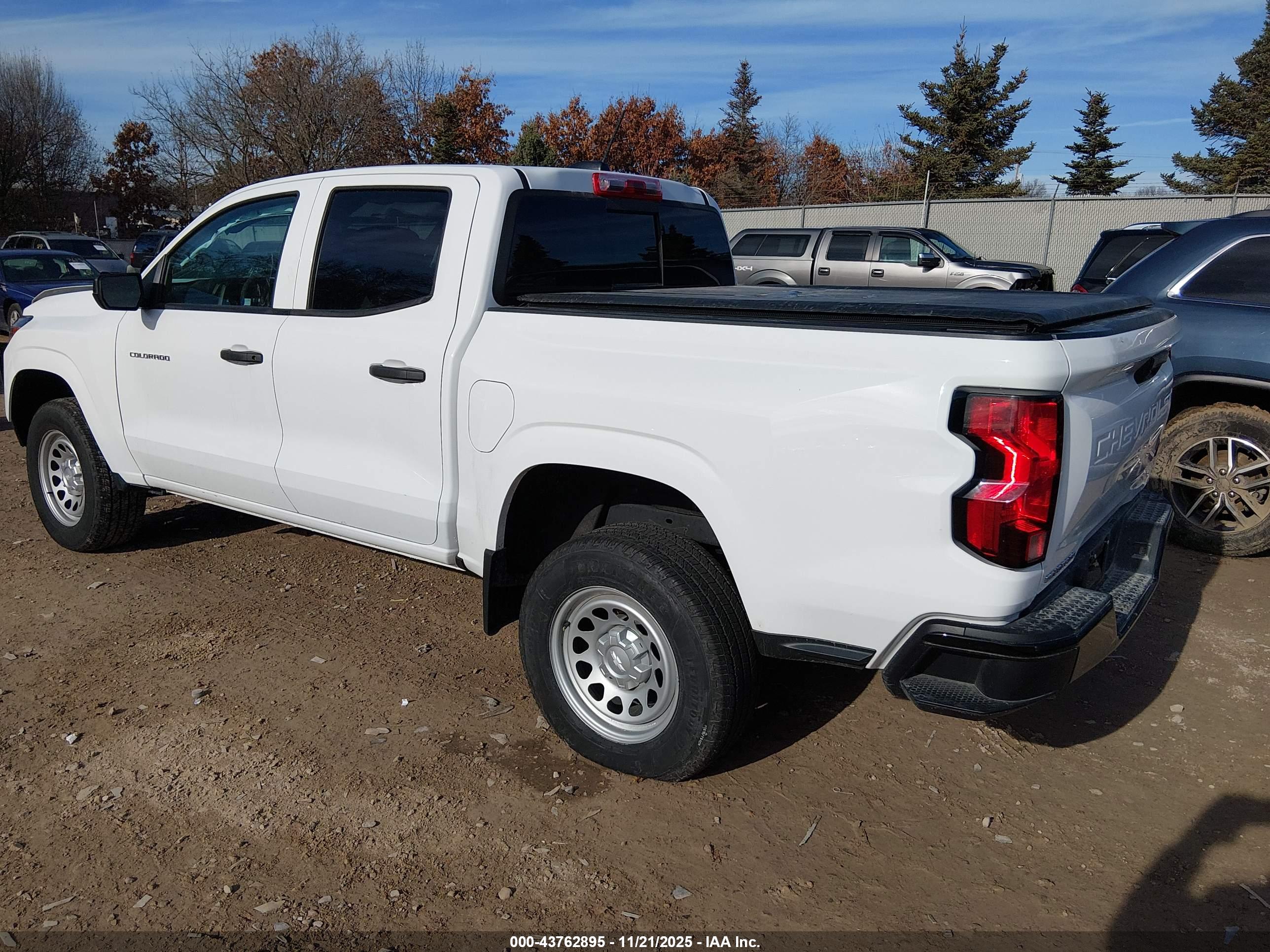 CHEVROLET COLORADO image 3