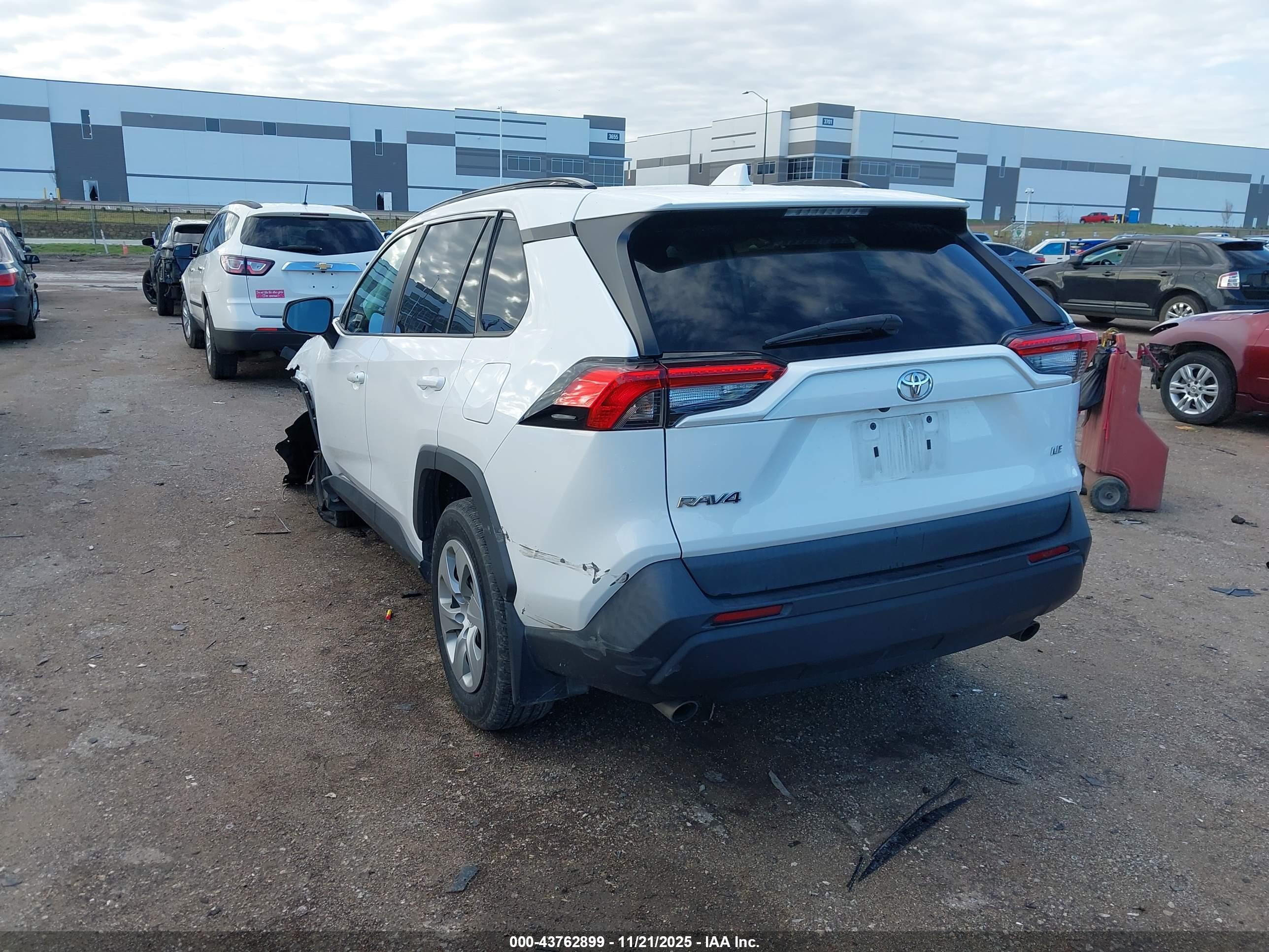 TOYOTA RAV4 image 3