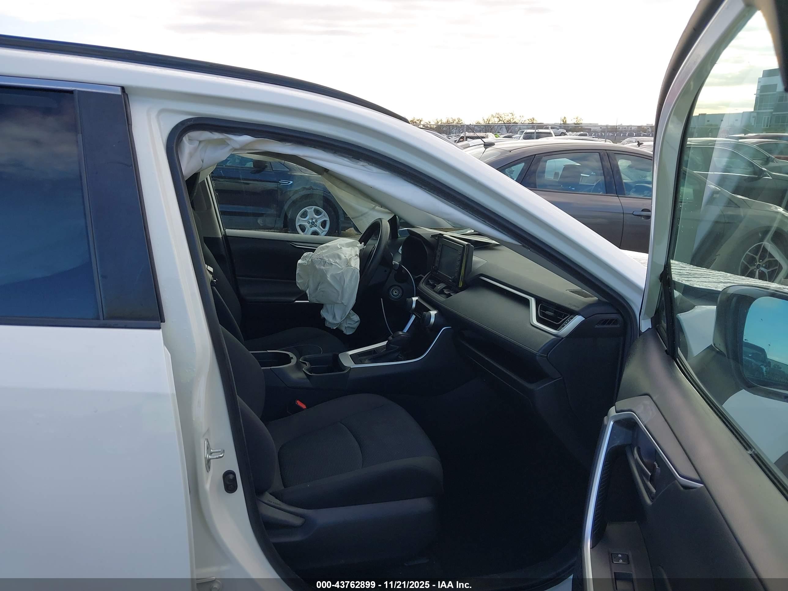 TOYOTA RAV4 image 5