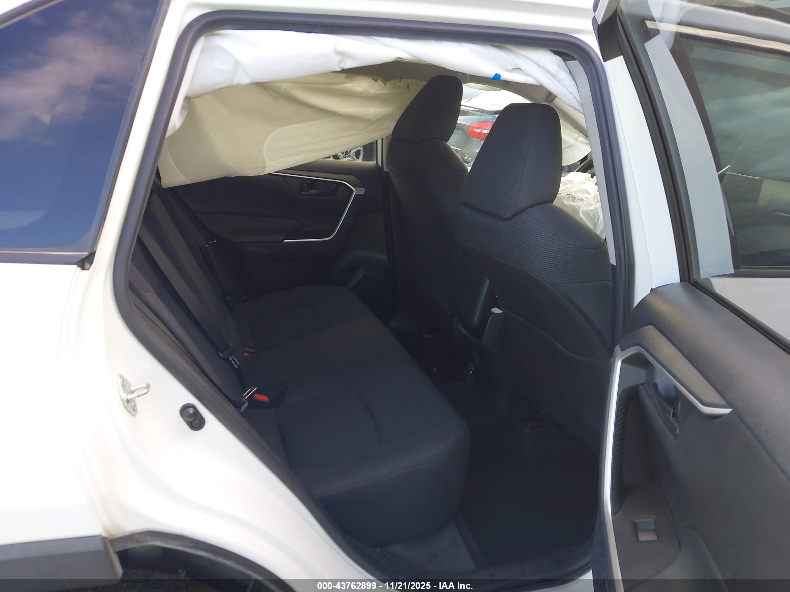 TOYOTA RAV4 image 8