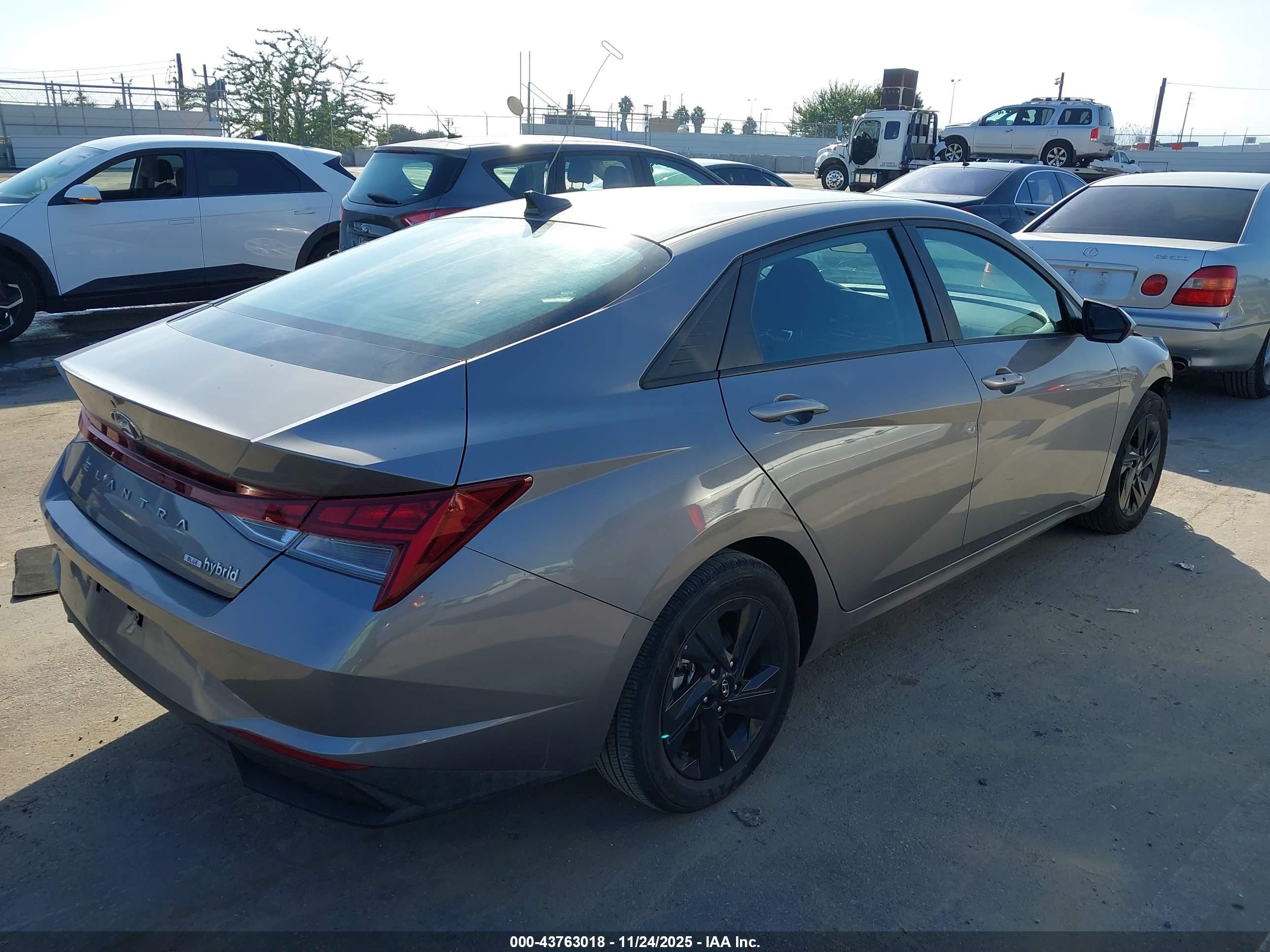 HYUNDAI ELANTRA image 4
