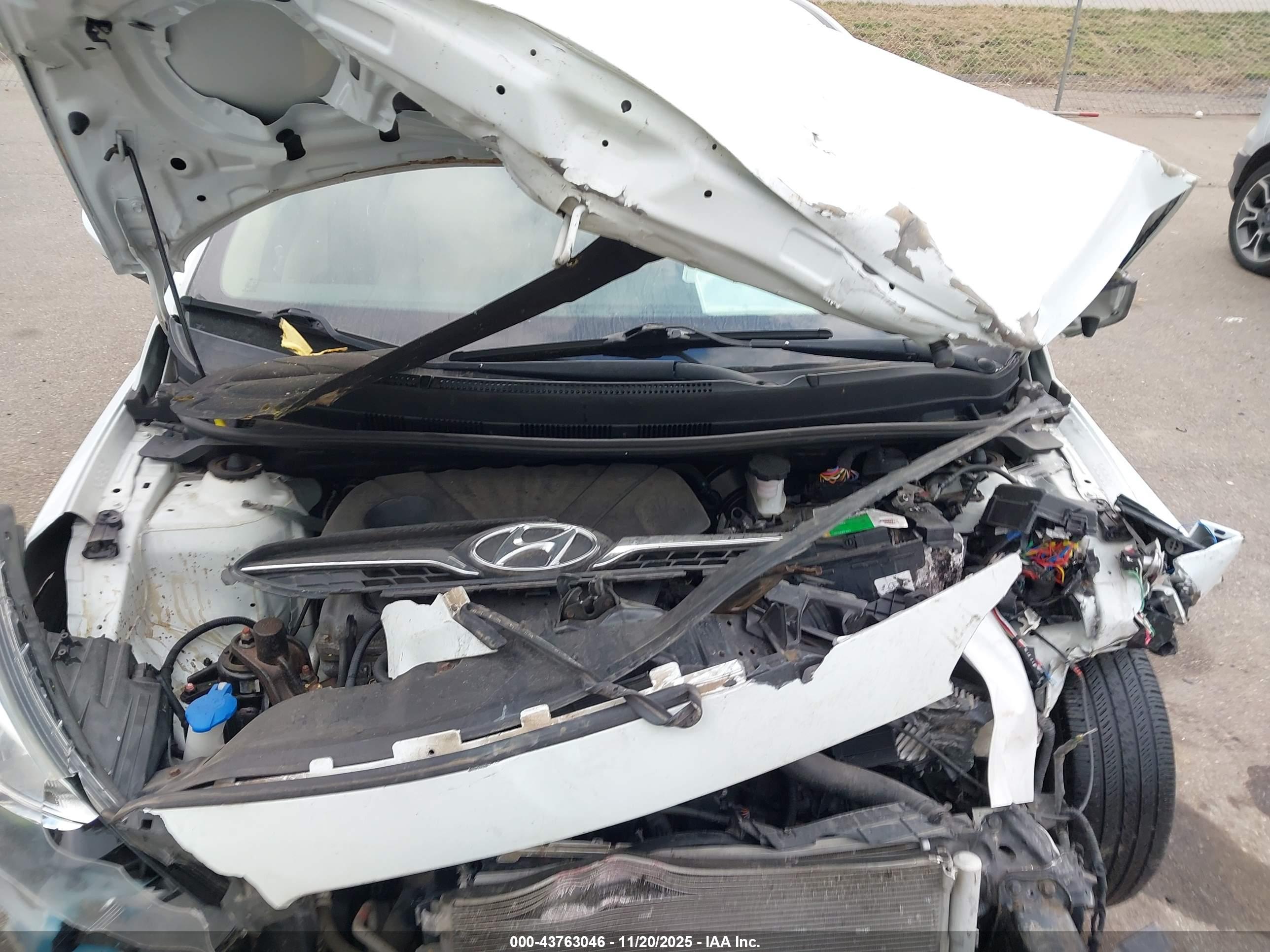 HYUNDAI ACCENT image 10