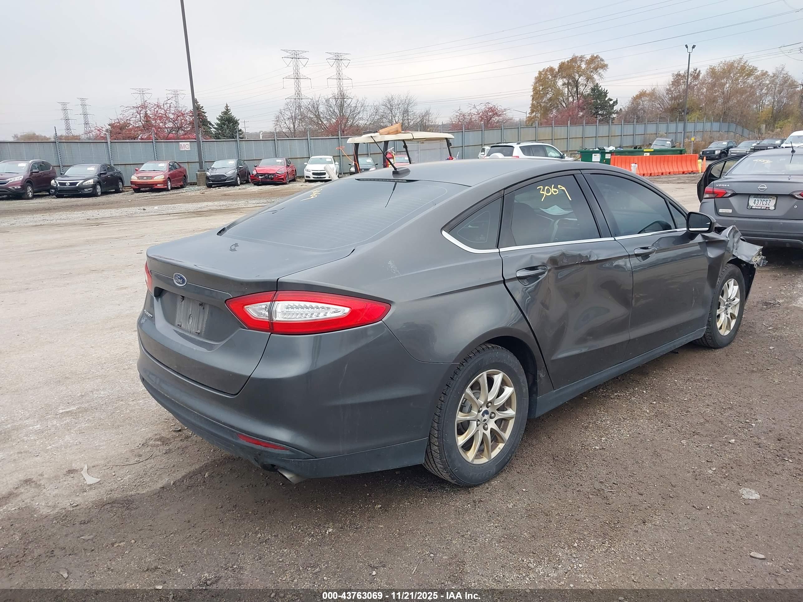 FORD FUSION image 4