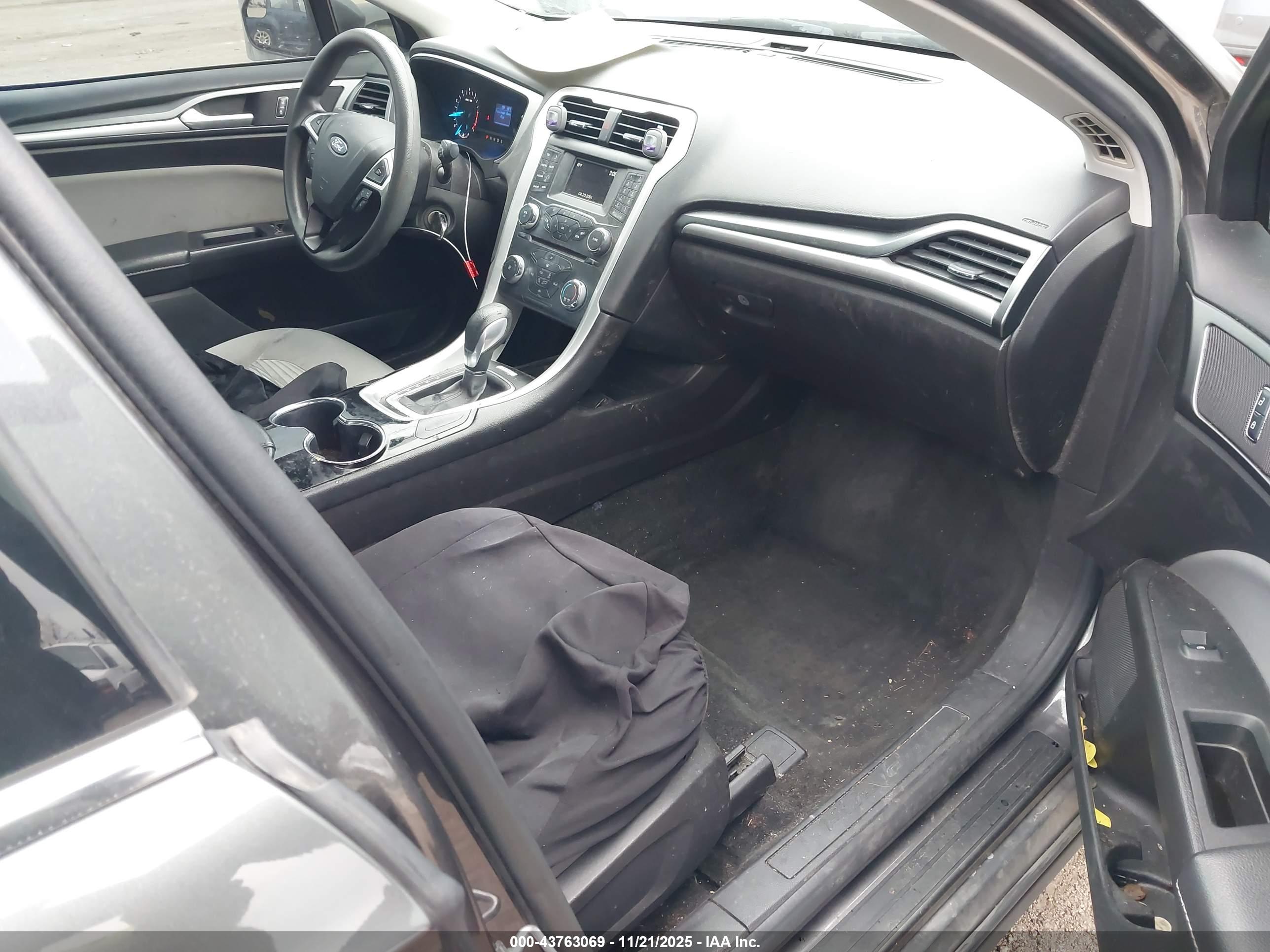 FORD FUSION image 5