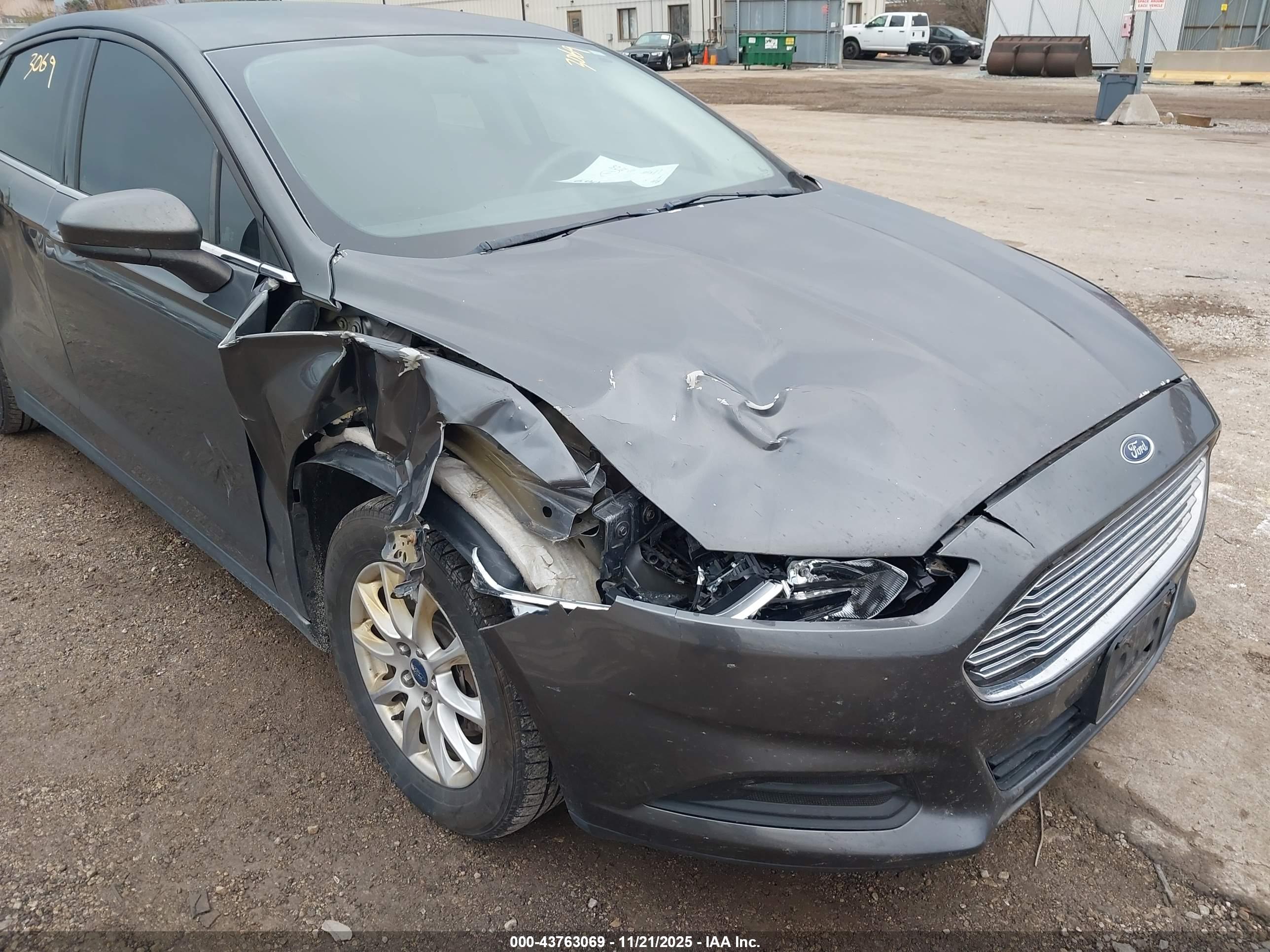 FORD FUSION image 6